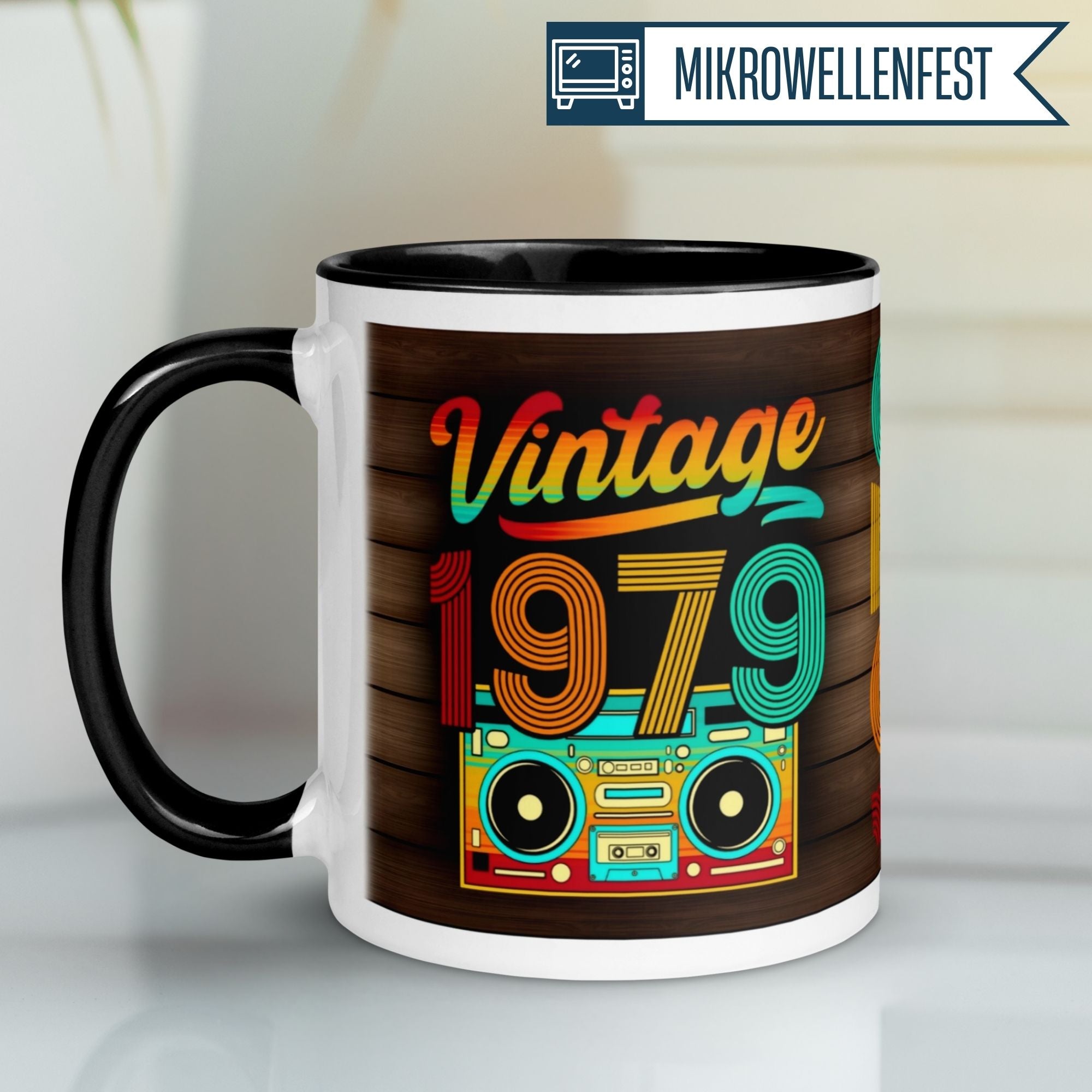Momentals® Tasse für 46. Geburtstag, Vintage 1979 Design mit Retro-Radio und bunten Schriftzügen.