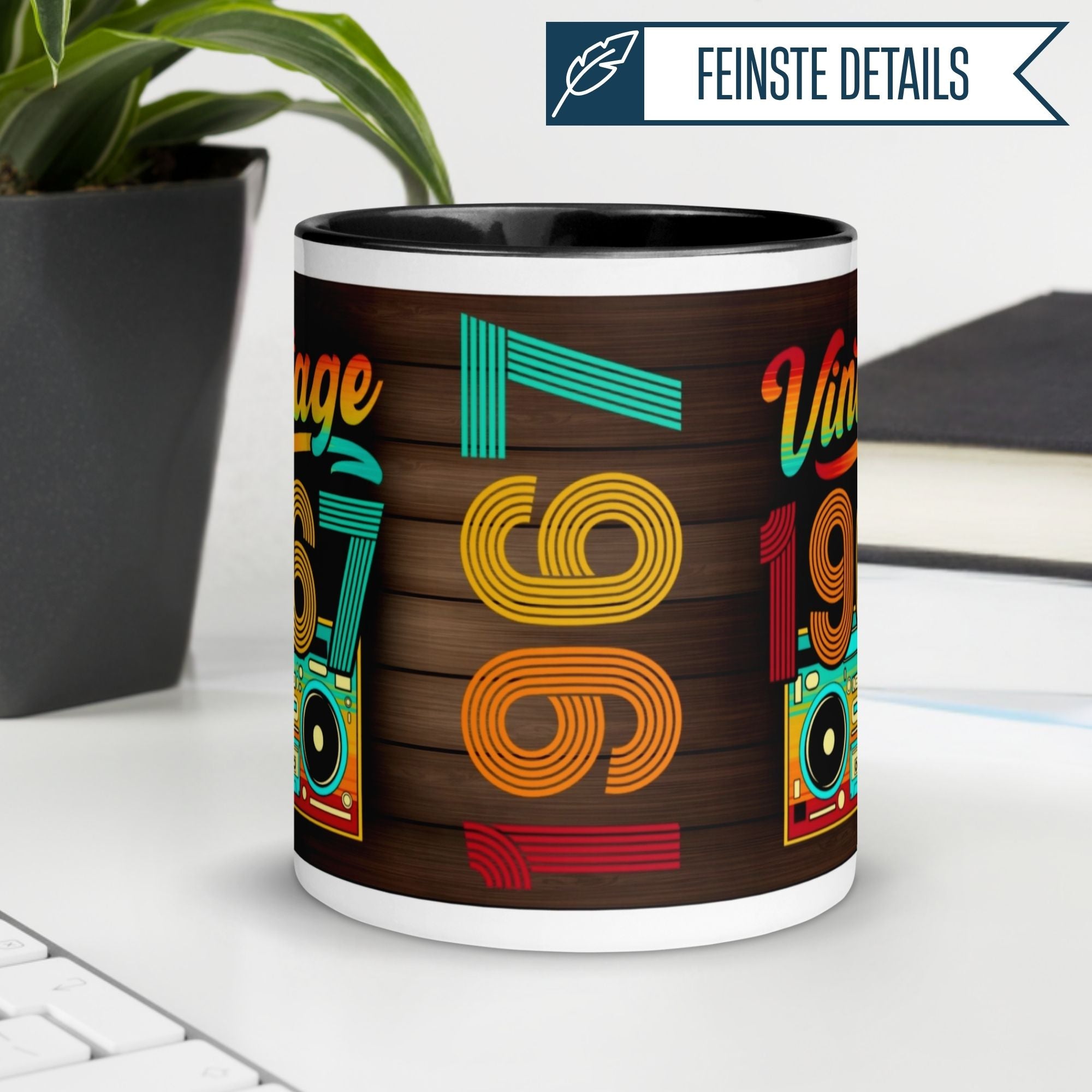 Momentals® 58. Geburtstag Tasse mit Vintage-Design und bunten Zahlen 1967 für besondere Geburtstagsmomente.