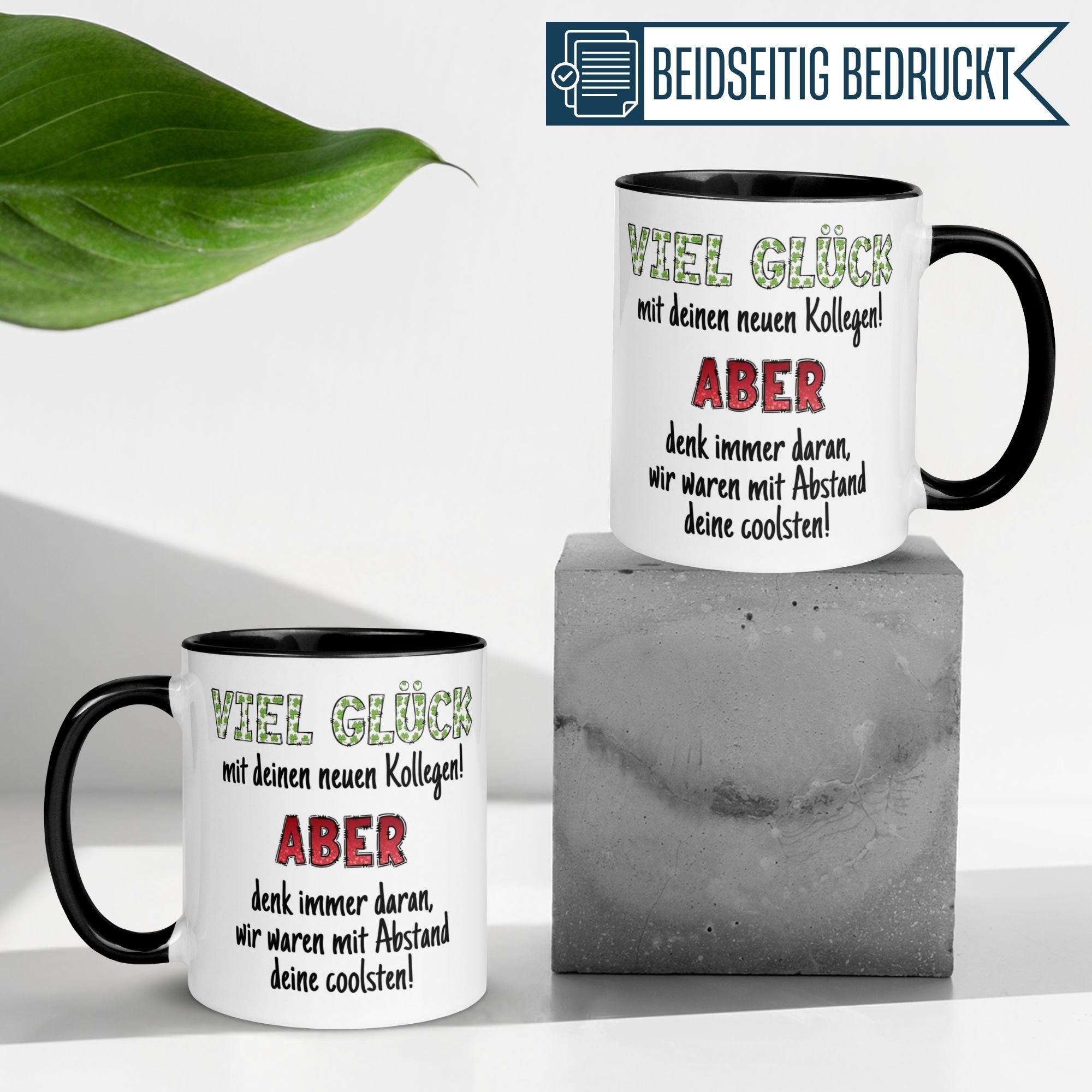 Momentals Tasse Abschied mit Spruch "Viel Glück mit deinen neuen Kollegen!" auf grauem Untergrund.