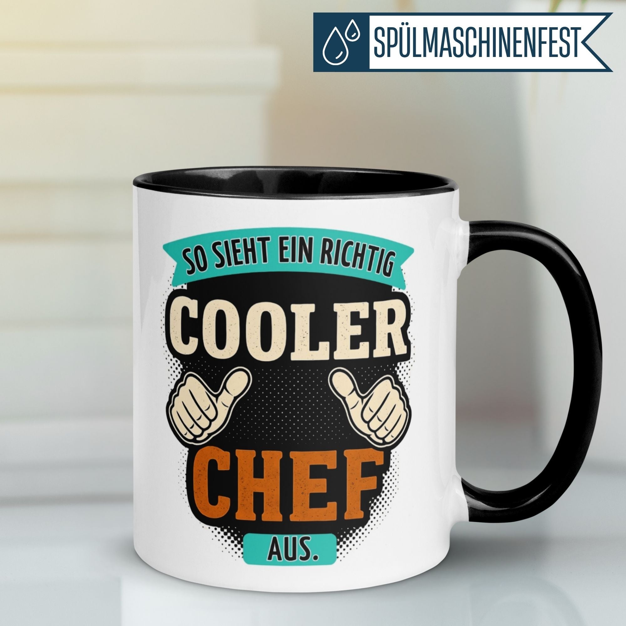 Momentals Tasse mit humorvollem Spruch "So sieht ein richtig cooler Chef aus" und Daumen hoch Motiv.