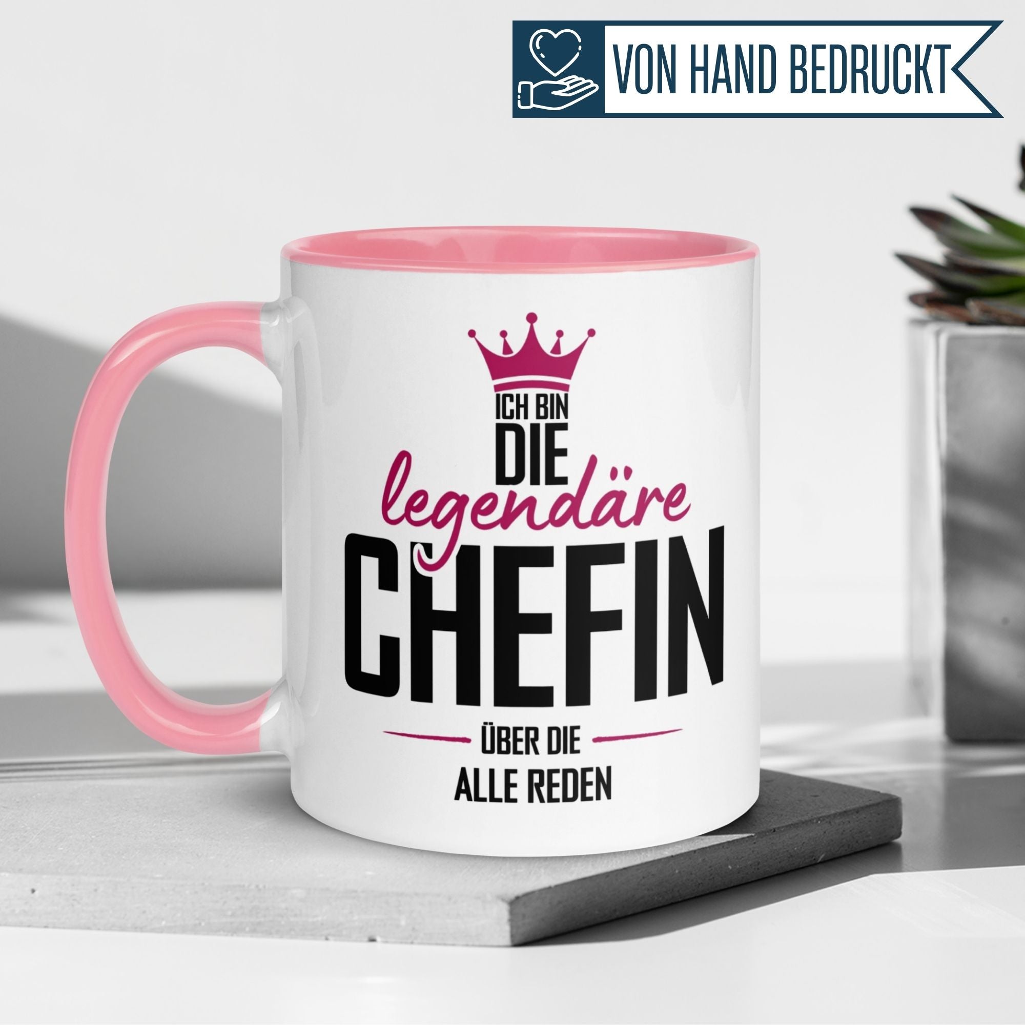Momentals Tasse Chefin mit pinkem Henkel und Motiv "Ich bin die legendäre Chefin, über die alle reden"
