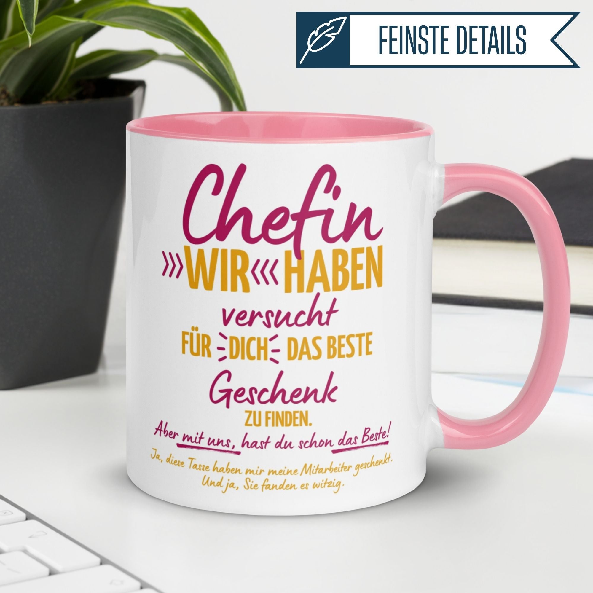 Bunte Tasse für Chefin mit humorvollem Spruch, das perfekte Geschenk für deinen Arbeitsplatz.