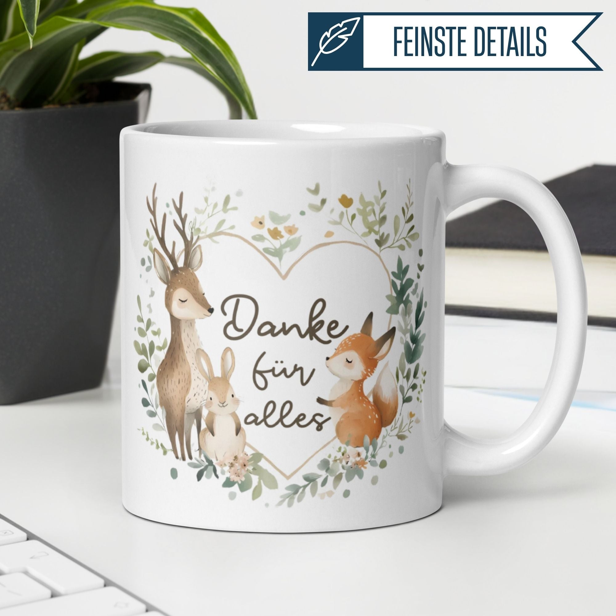 Keramiktasse mit Aquarell von Waldtieren und Herzmotiv, beschriftet mit 'Danke für alles'.