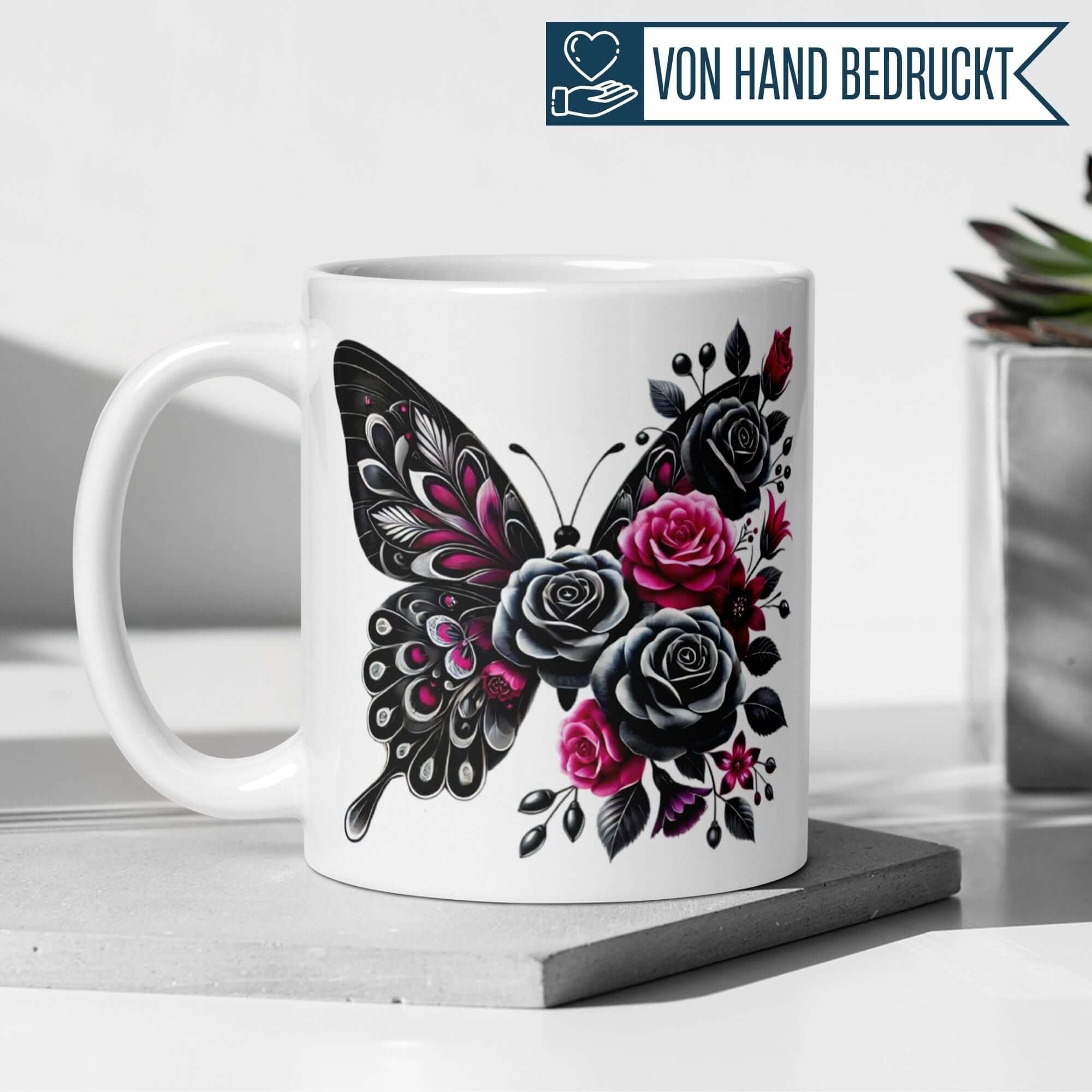 Elegante Tasse mit Schmetterling und pinken Rosen auf weißem Hintergrund, dunkle Farben für einen mystischen Look.