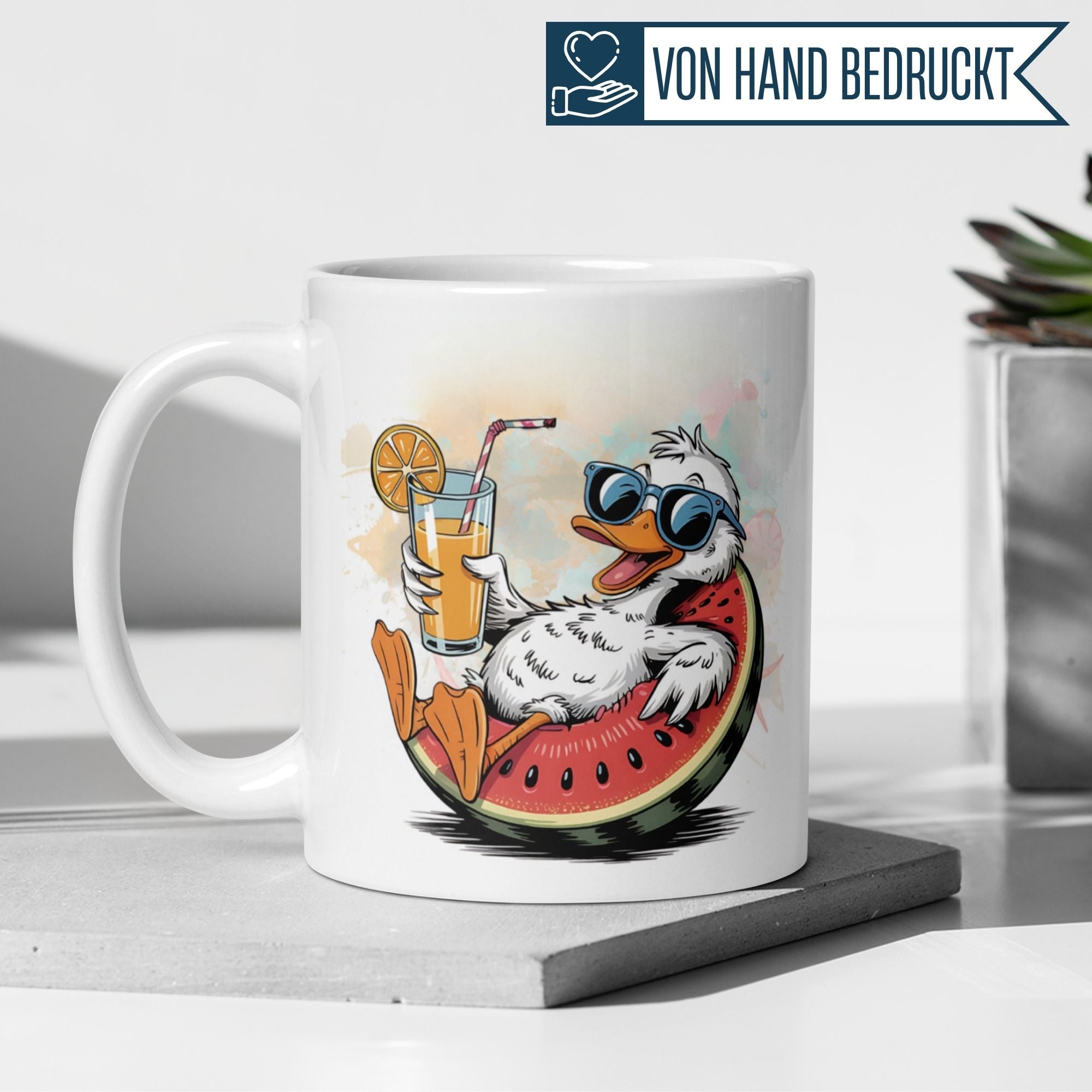 Momentals Tasse mit entspannter Ente in Sonnenbrille, die in einer Wassermelone chillt und einen Cocktail genießt.