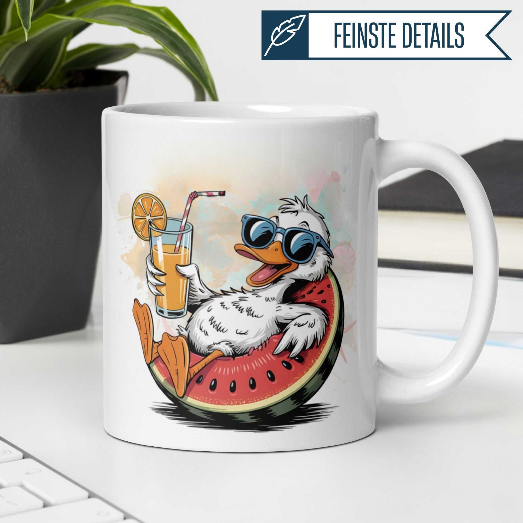 Momentals® Tasse mit entspannter Ente in Sonnenbrille, die in einer Wassermelone relaxt und einen Cocktail genießt.
