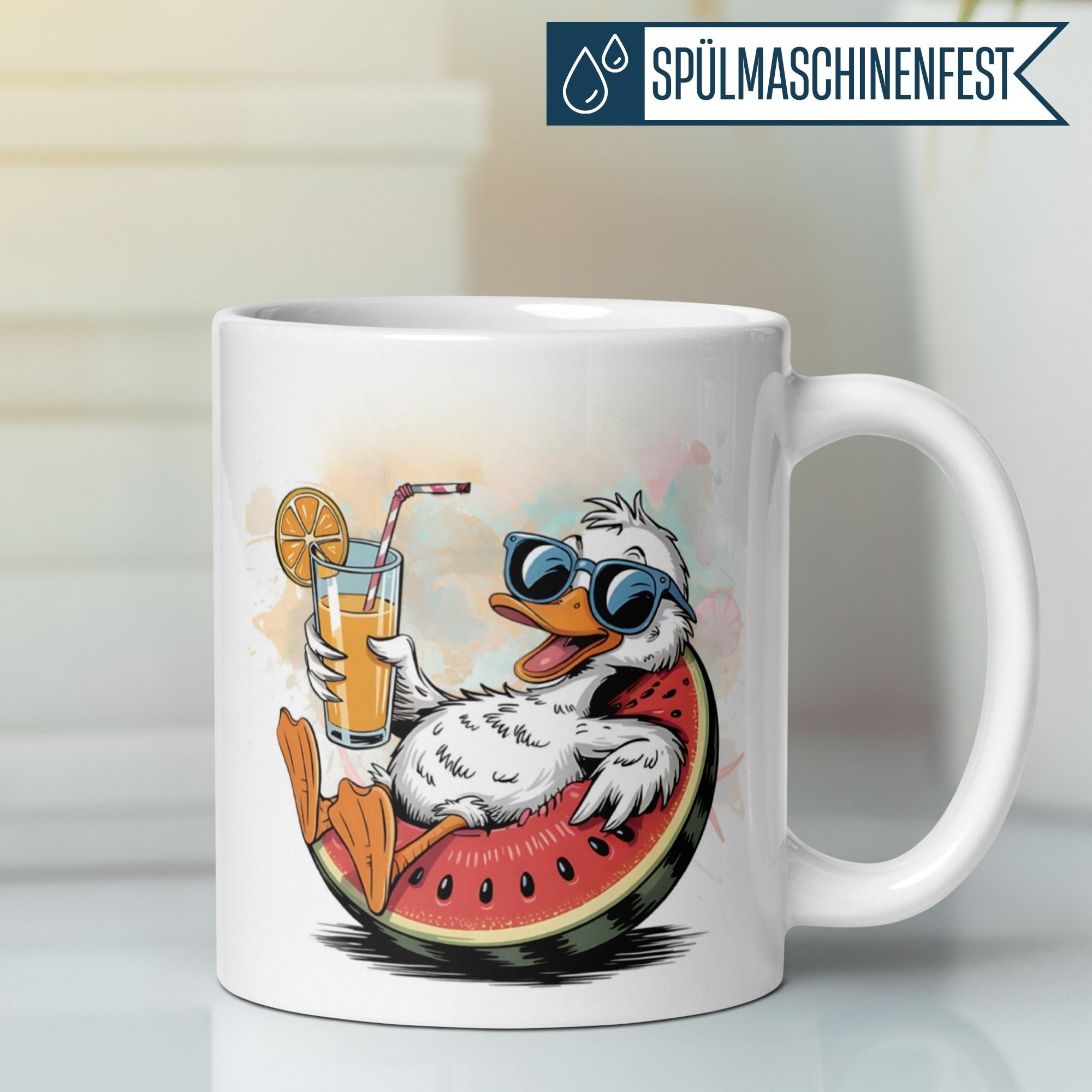 Momentals® Tasse mit entspannter Ente in Melone, Cocktail in der Hand, Sonnenbrille auf, chillige Stimmung.