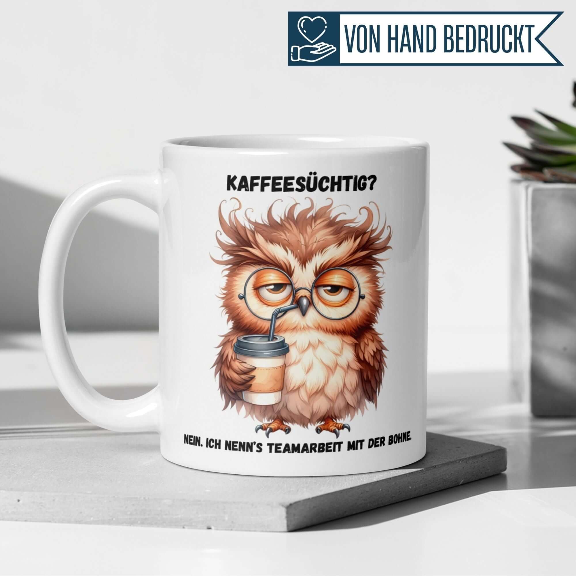 Momentals® Tasse mit Eule und Spruch "Teamarbeit mit der Bohne" für Kaffeeliebhaber.