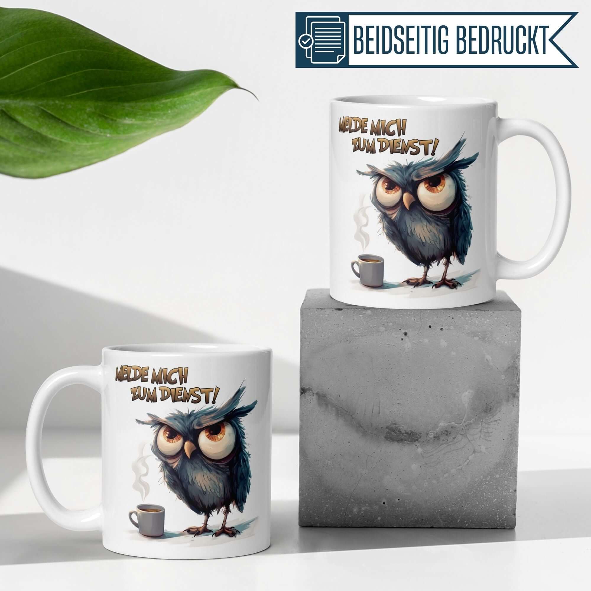 Momentals® Tasse mit Eule und Spruch "Melde mich zum Dienst!" auf grauem Untergrund.