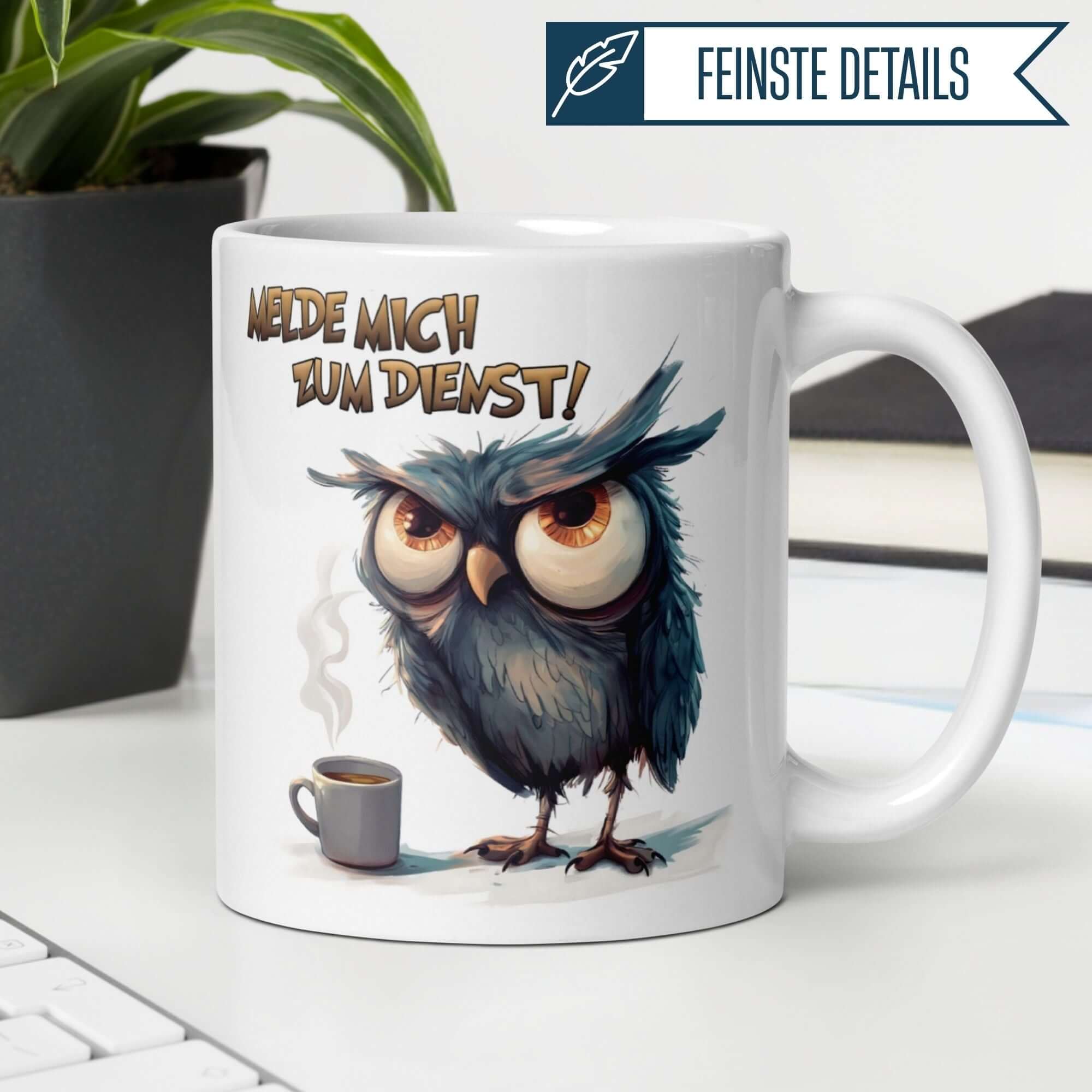 Momentals Tasse mit Eule und Spruch "Melde mich zum Dienst!" für Morgenmuffel mit Kaffee.