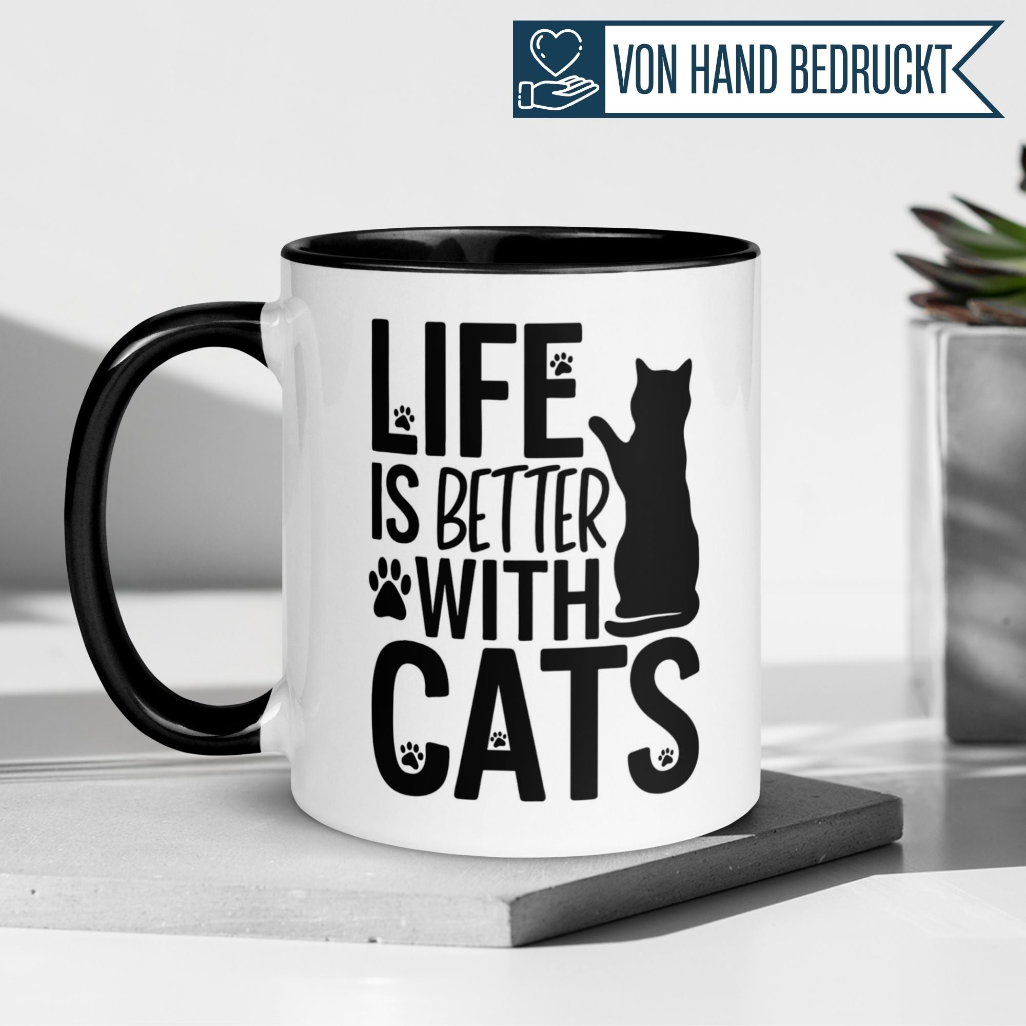 Momentals Tasse mit Katzenmotiv und Spruch "Life is better with cats" in Schwarz-Weiß-Design.