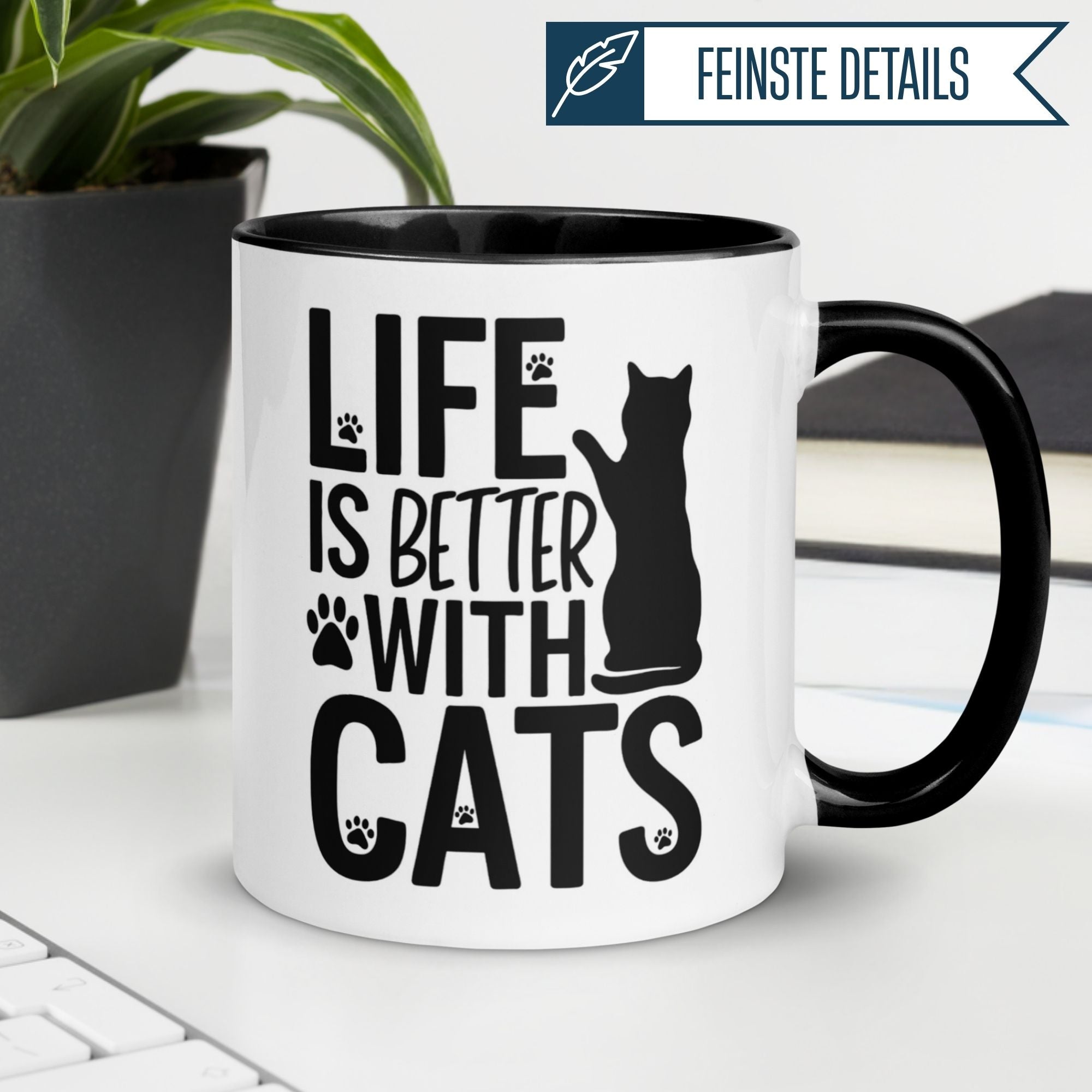 Momentals® Tasse mit Spruch „Life is better with cats“ und Katzenmotiv, ideal für Katzenliebhaber.