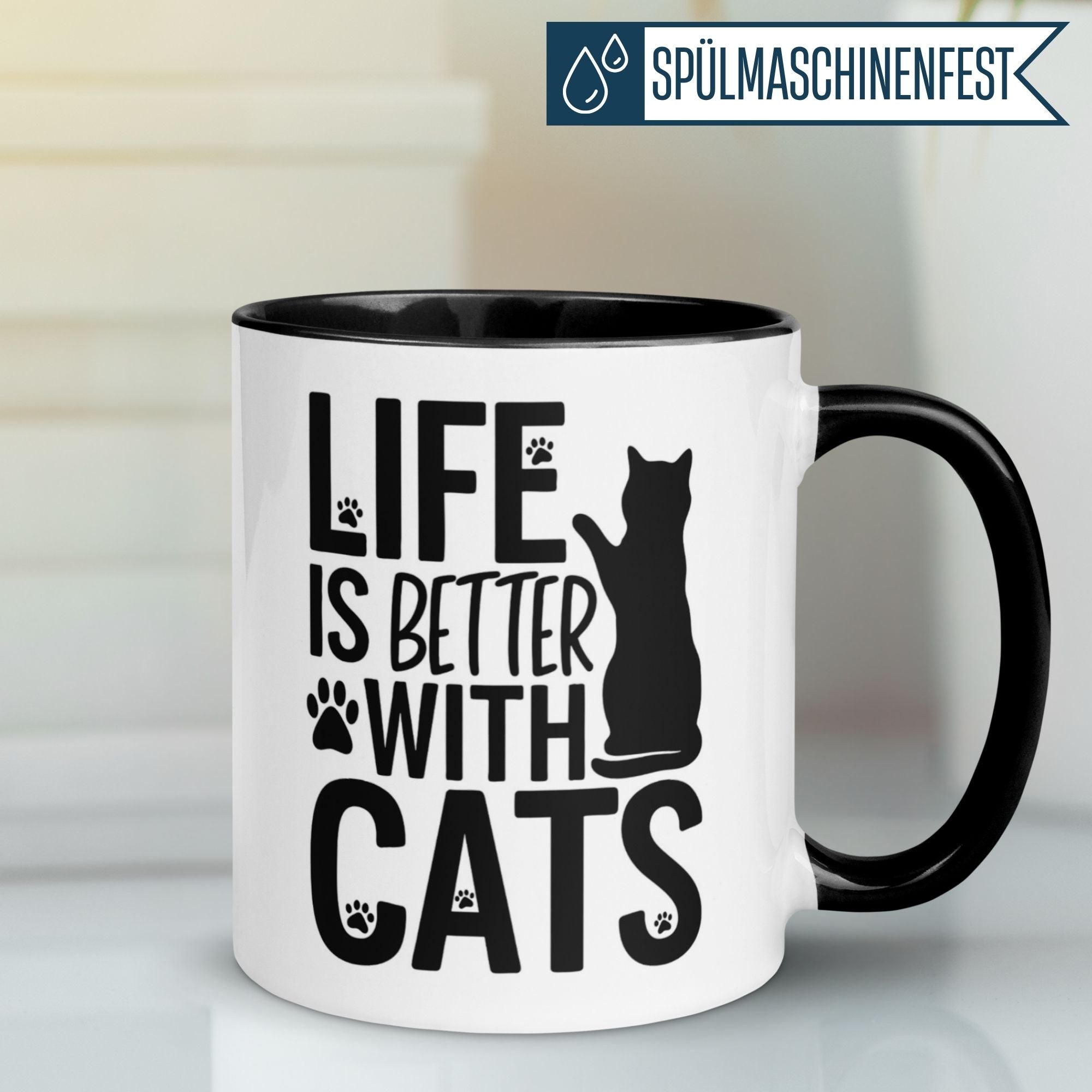 Momentals Tasse mit dem Spruch 'Life is better with cats' und Katzenmotiv, ideal für Katzenliebhaber.