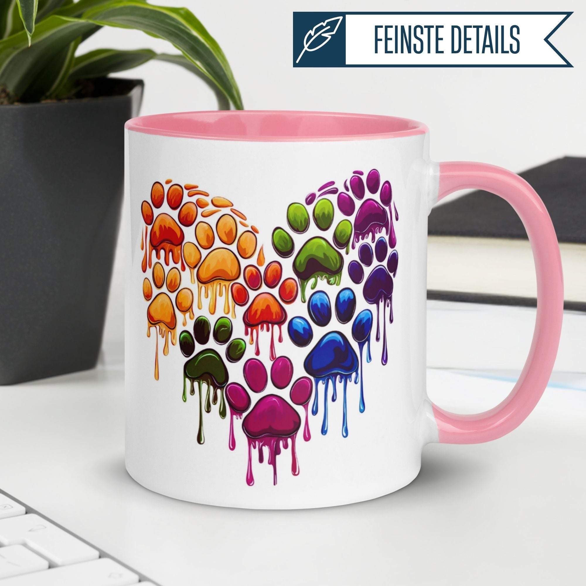 Momentals® Tasse mit buntem Herz aus Katzenpfoten in Regenbogenfarben auf weißem Hintergrund.