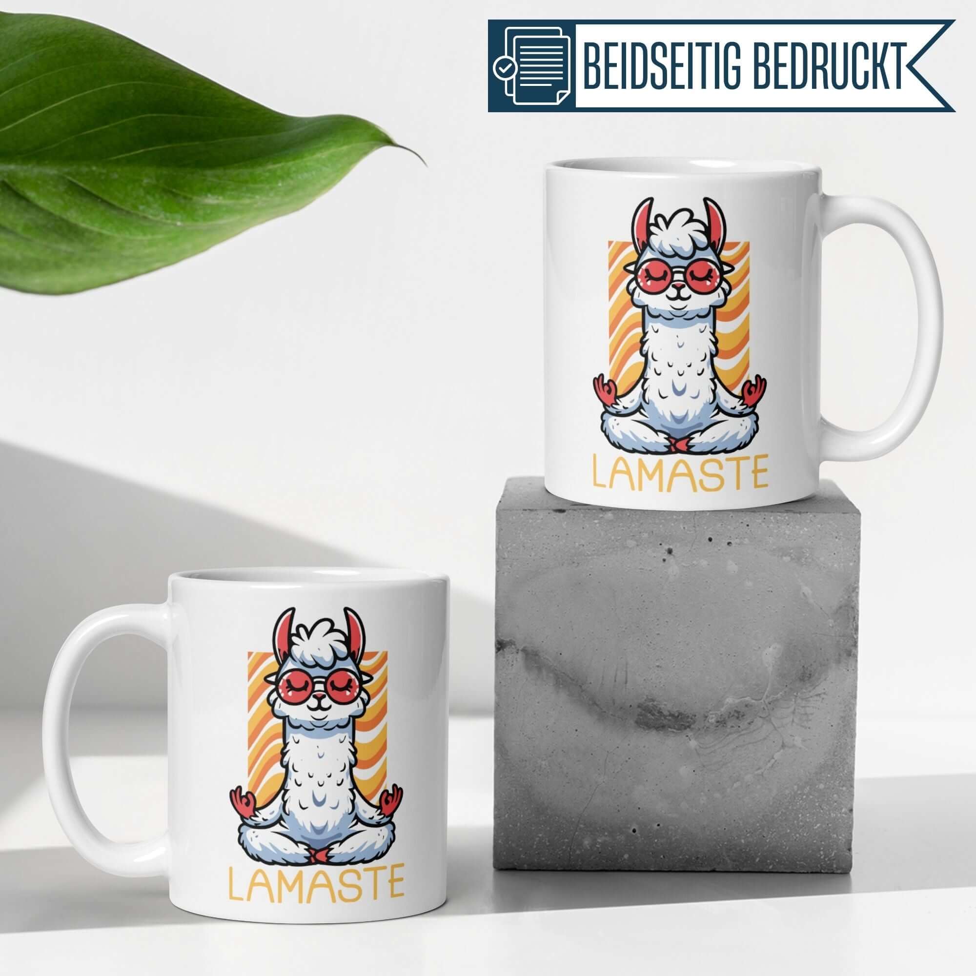 Momentals Tasse mit Lama-Motiv und Spruch "Lamaste" auf einem weißen Hintergrund.
