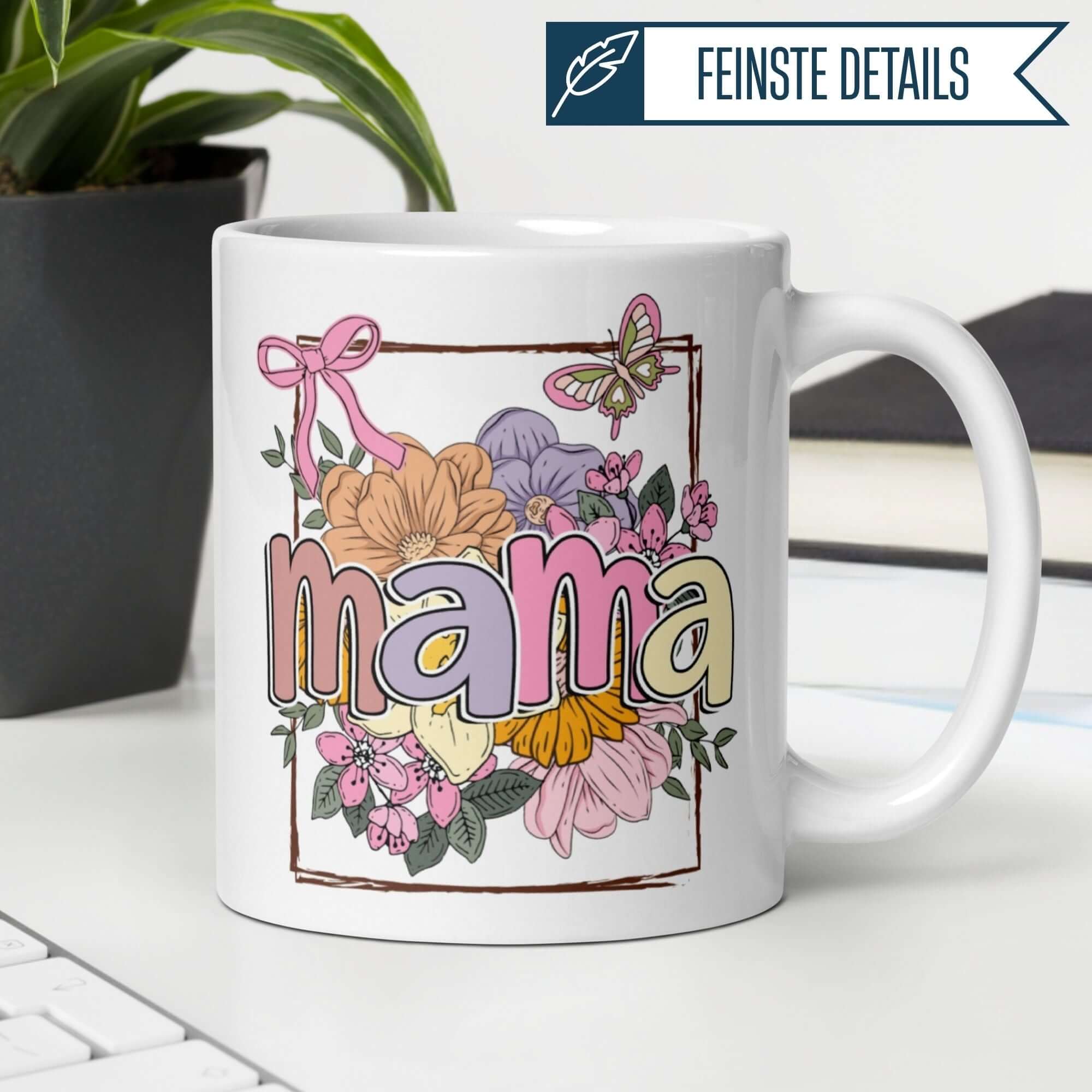 Bunte Tasse mit "mama" Schriftzug, Blumen und Schmetterling - perfekt für warme Momente.