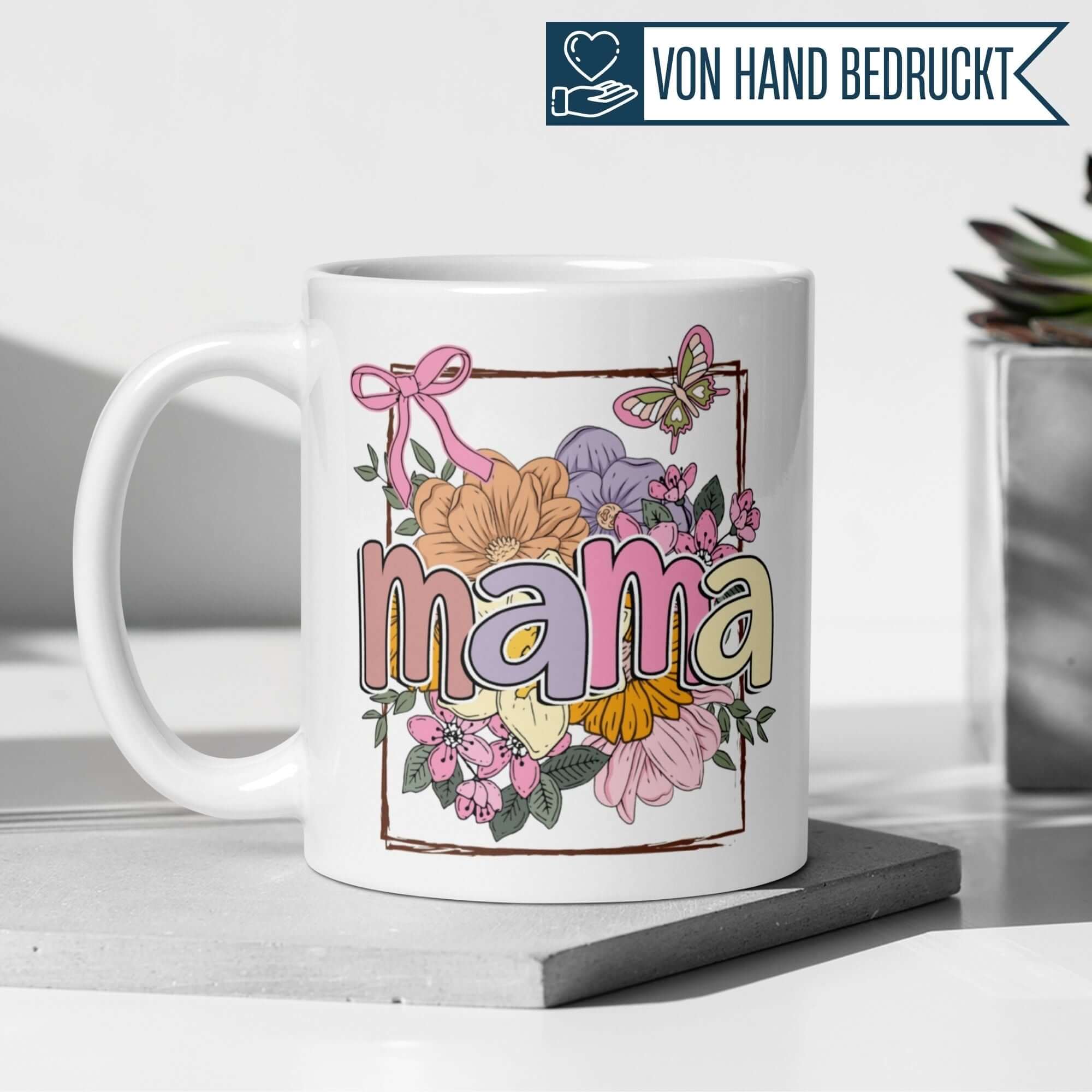 Bunte Momentals® Tasse "Mama" mit floralen Motiven und Schmetterling für herzliche Momente.