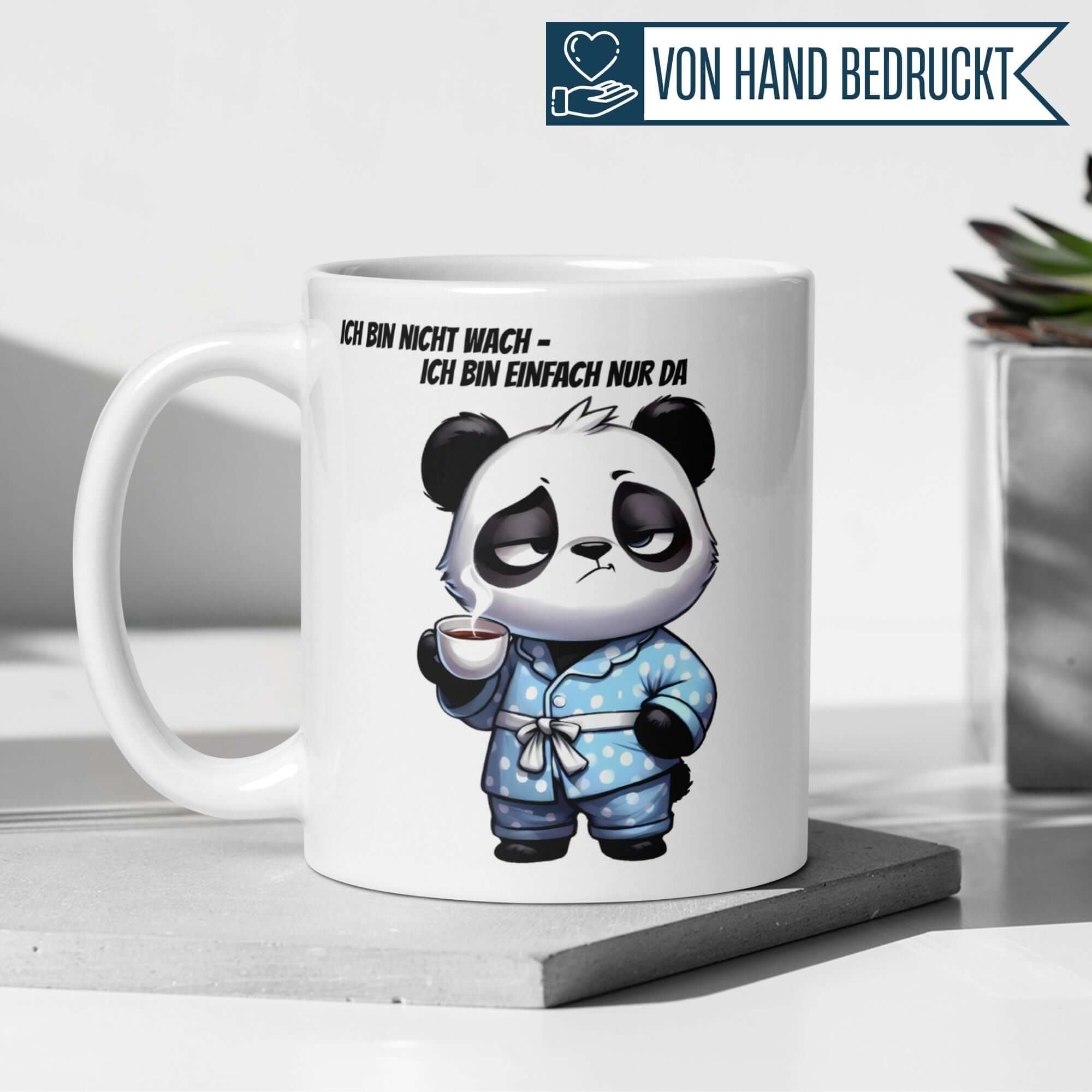 Momentals® Tasse mit Panda und Spruch "Ich bin nicht wach" für Morgenmuffel, humorvoll gestaltet