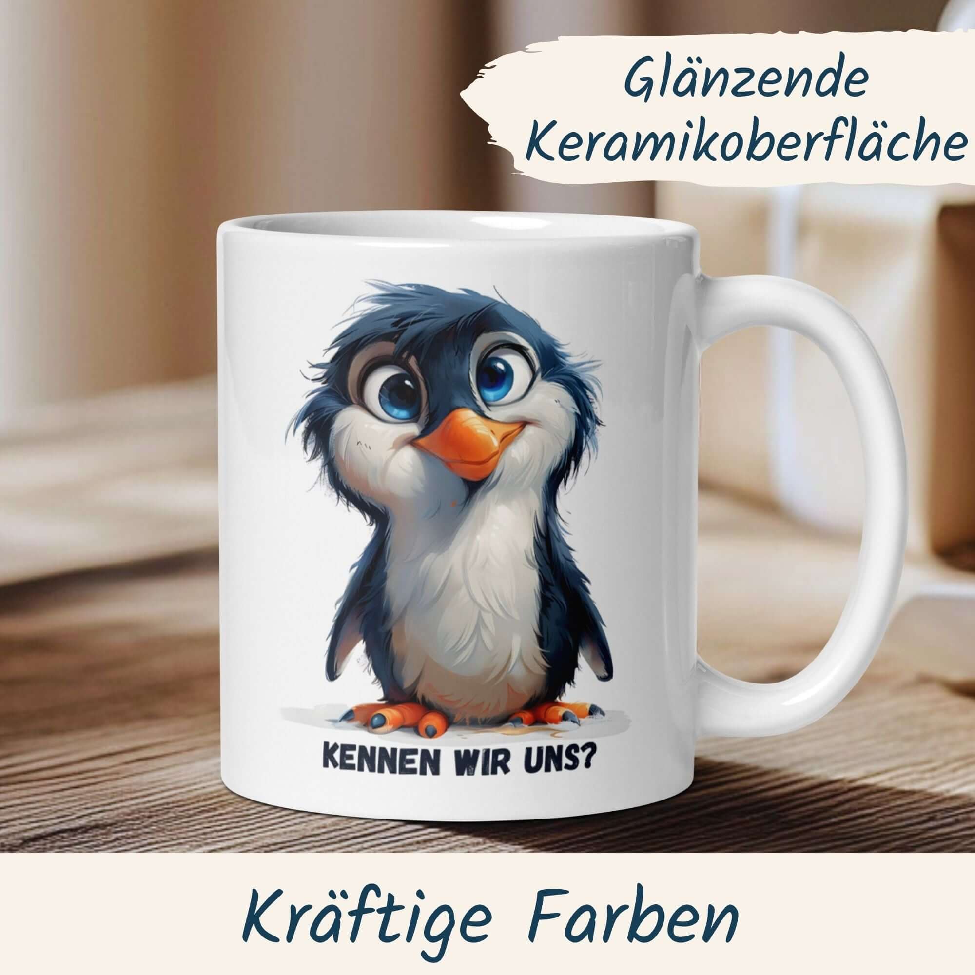 Momentals® Tasse mit Pinguin und Spruch "Kennen wir uns?" auf glänzender Keramikoberfläche.