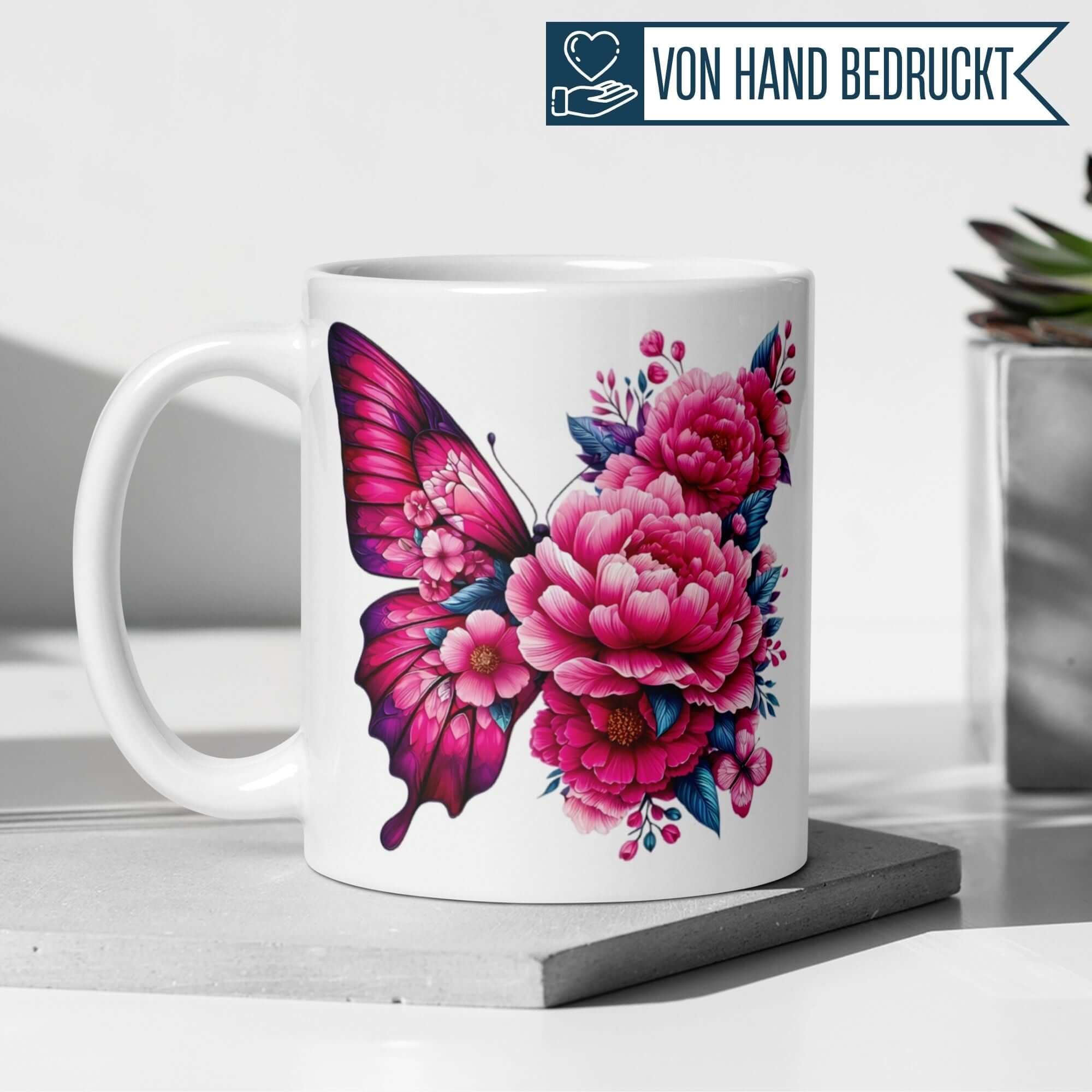 Momentals® Tasse mit Schmetterling und Blumen in Pink und Blau, ästhetisch und elegant.