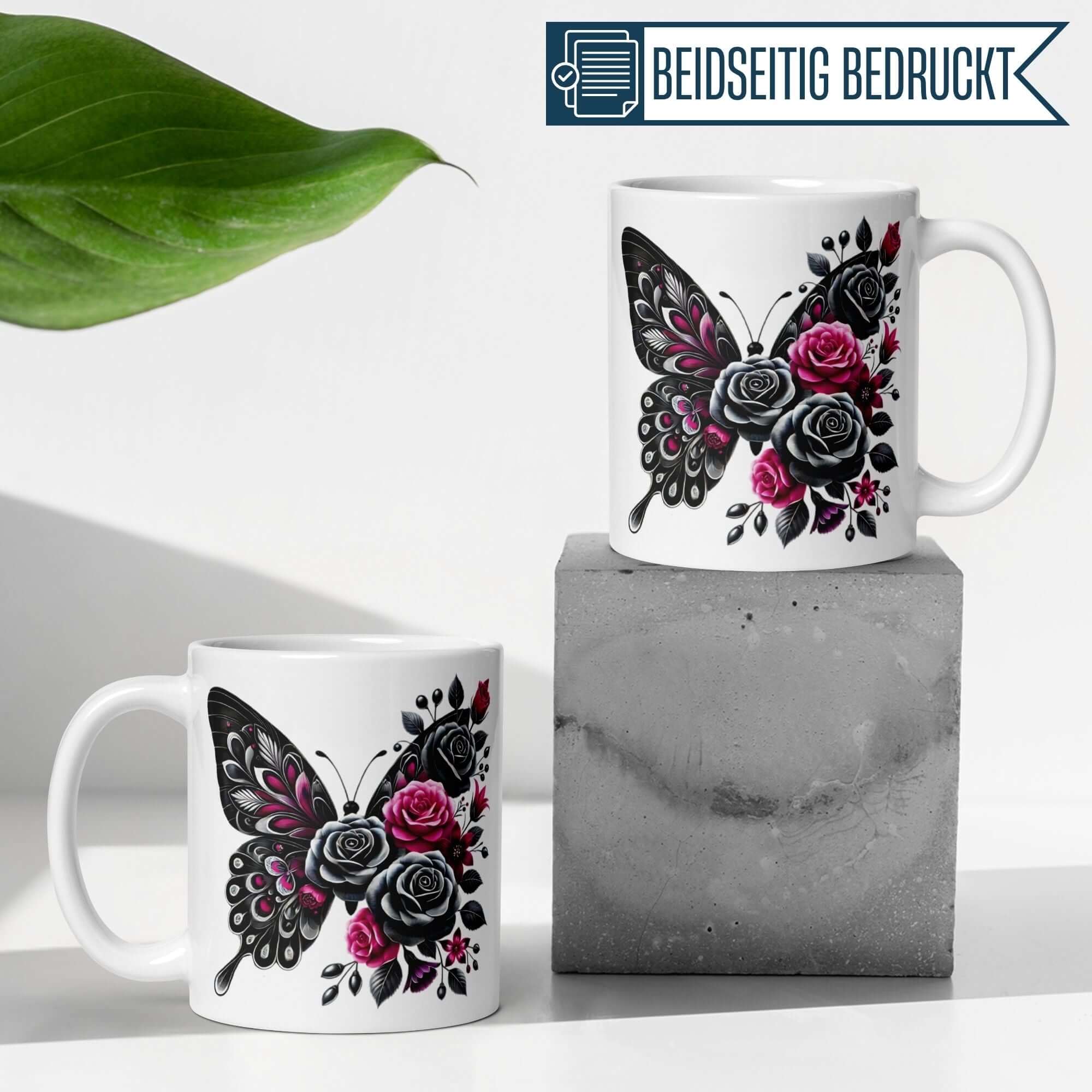 Elegante Momentals® Tasse mit Schmetterlings- und Rosendesign in Schwarz und Pink, perfekt für stilvolle Genussmomente.
