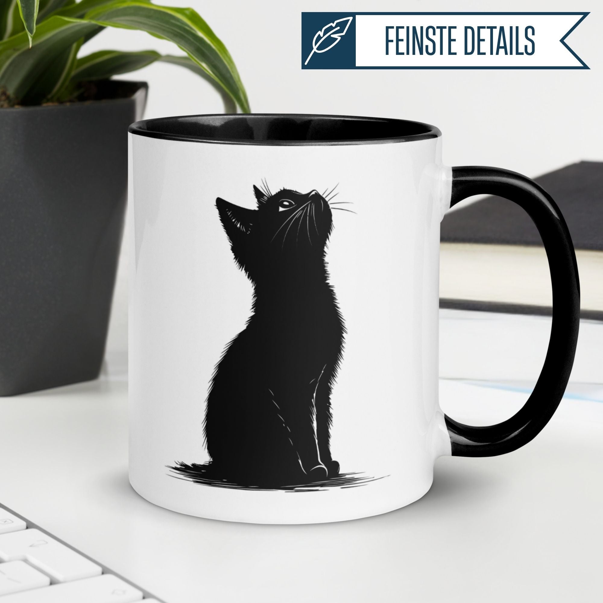 Schwarz-weiße Tasse mit neugieriger Katze, die nach oben schaut – perfektes Geschenk für Katzenliebhaber.