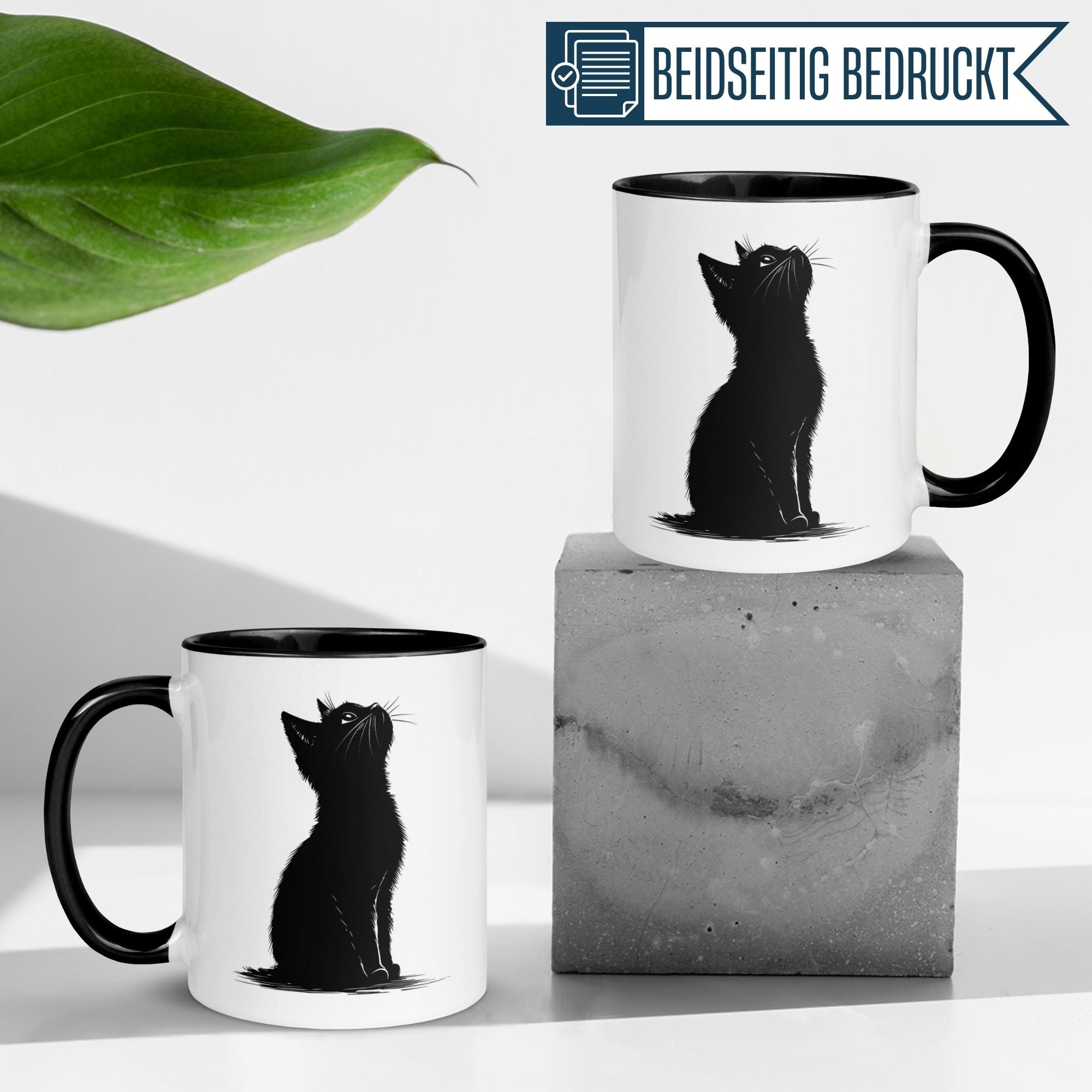 Momentals Tasse mit elegantem schwarzen Katzenmotiv, die nach oben schaut, auf modernem Hintergrund.