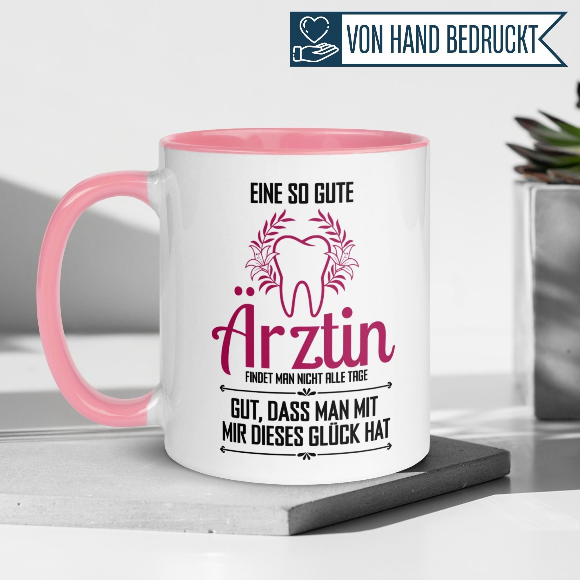 Momentals® Tasse mit Zahnmotiv und Spruch über eine gute Zahnärztin, rosa Henkel, charmantes Design.