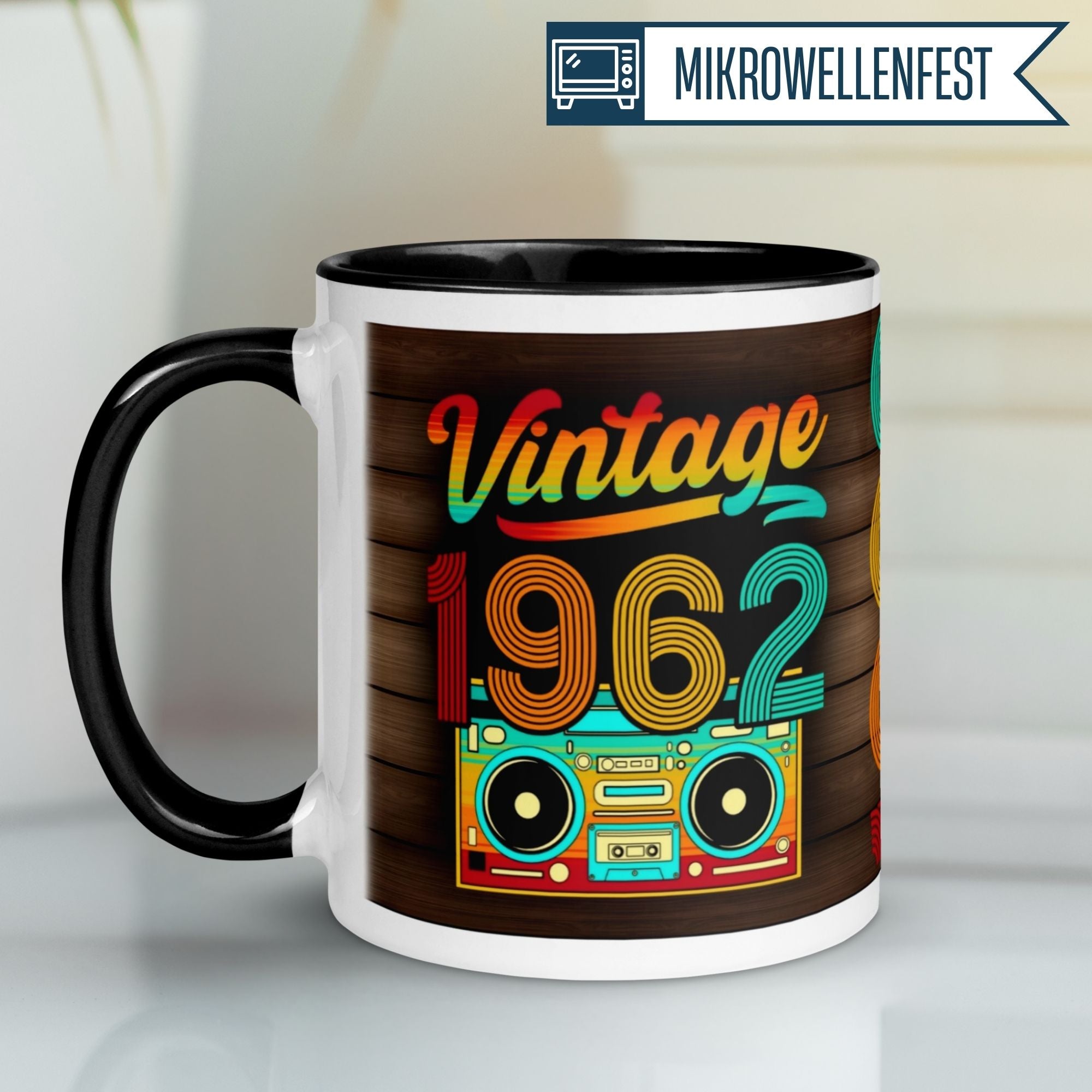 Momentals® Tasse zum 63. Geburtstag, Retro-Design mit Vintage 1962 und buntem Ghettoblaster-Motiv.