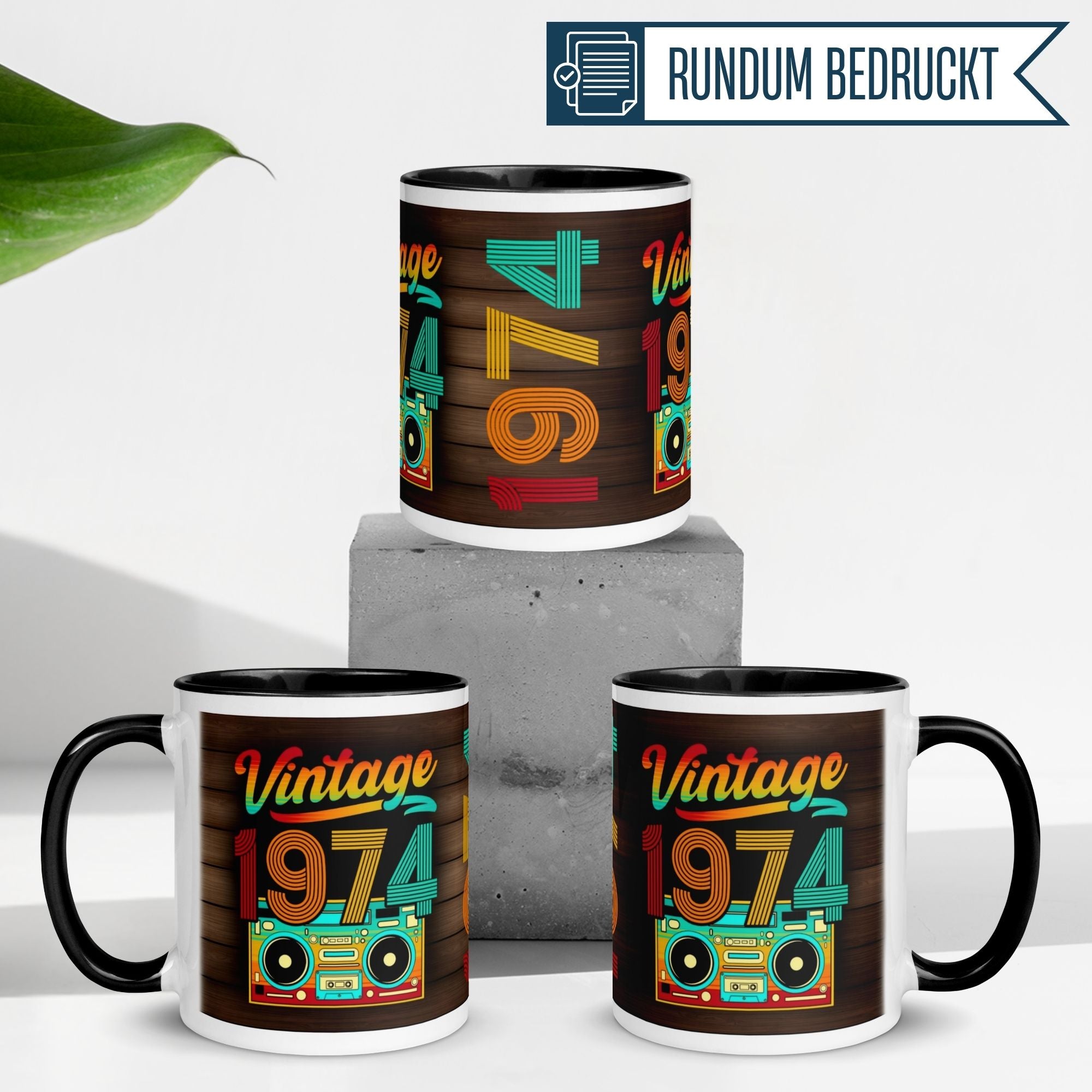 Momentals® Tasse zum 51. Geburtstag mit Retro-Design und Vintage 1974-Elementen, ideal für Kaffee oder Tee.