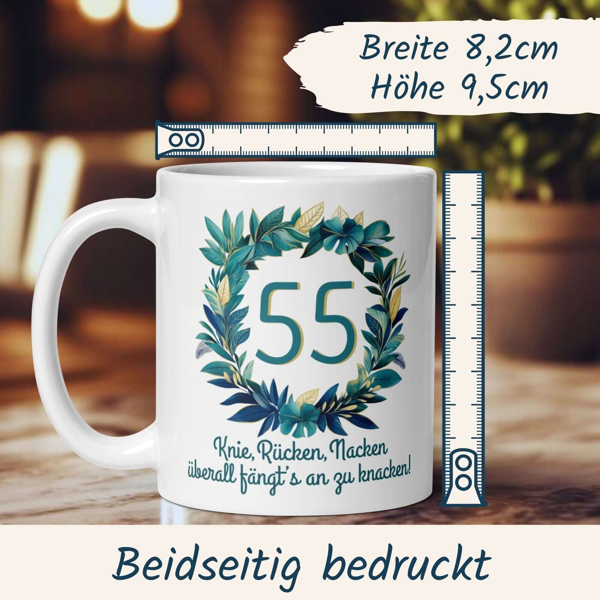 Witzige Tasse zum 55. Geburtstag mit Spruch und Blumenkranz, ideal als humorvolles Geschenk.