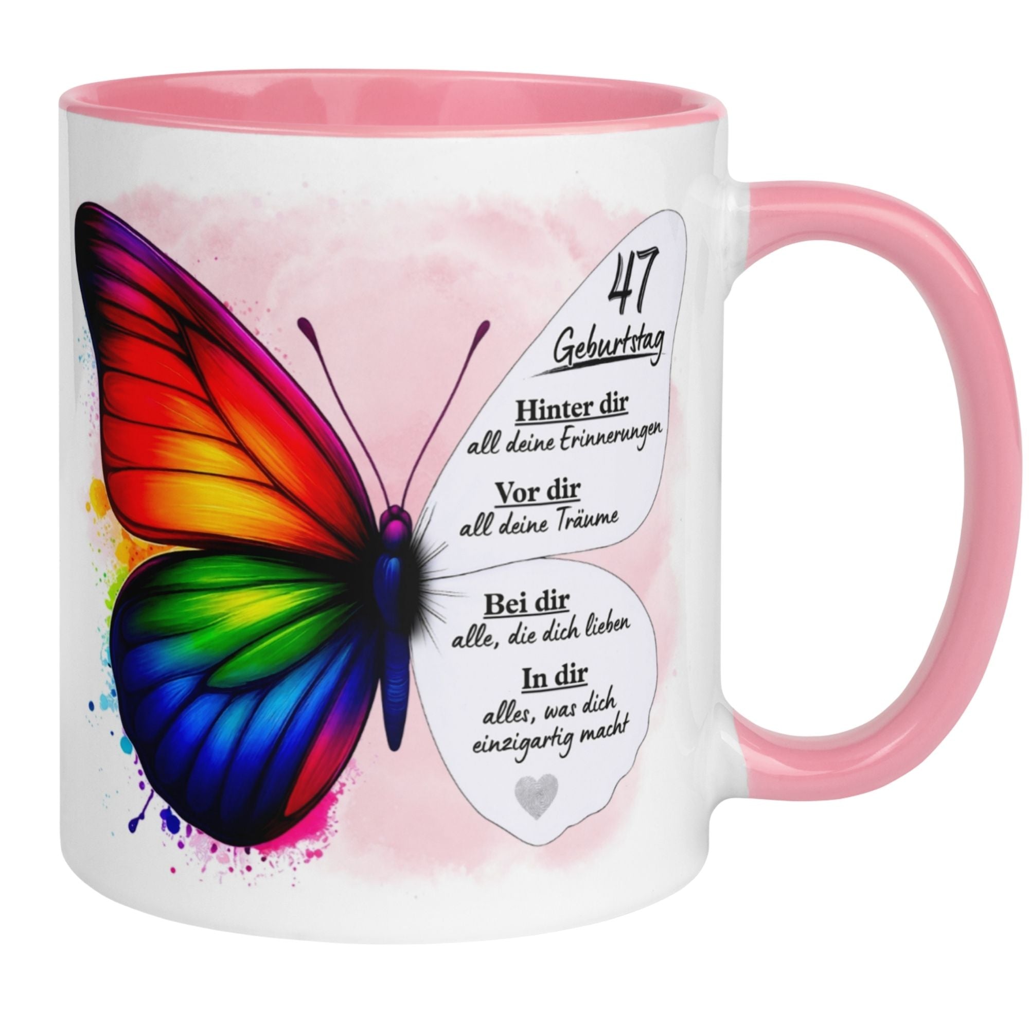 Bunte Tasse zum 47. Geburtstag mit Schmetterling und inspirierenden Sprüchen auf rosa Hintergrund.