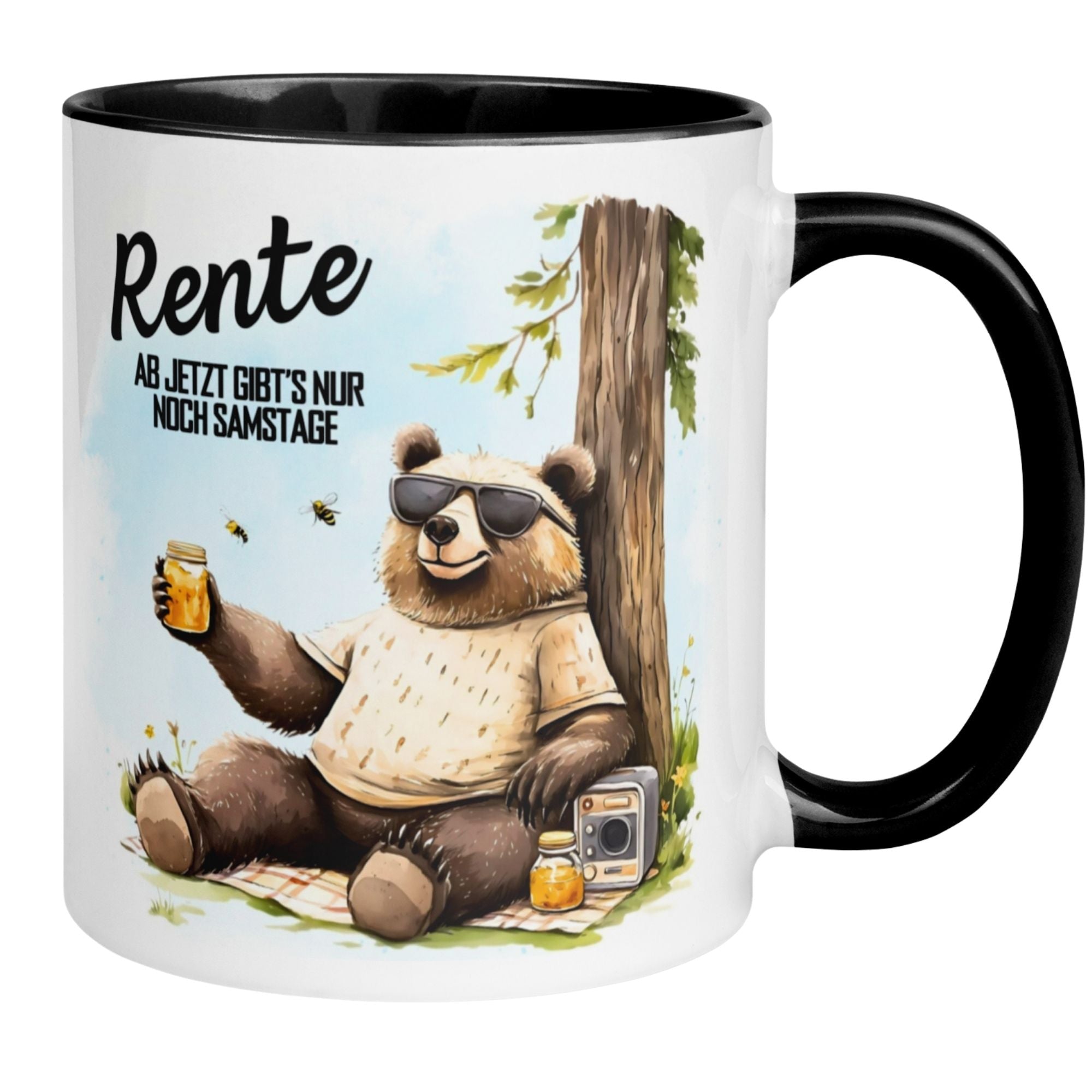 Bär mit Sonnenbrille genießt Honig in Tasse, entspannt im Ruhestand - perfektes Geschenk für Rentner.