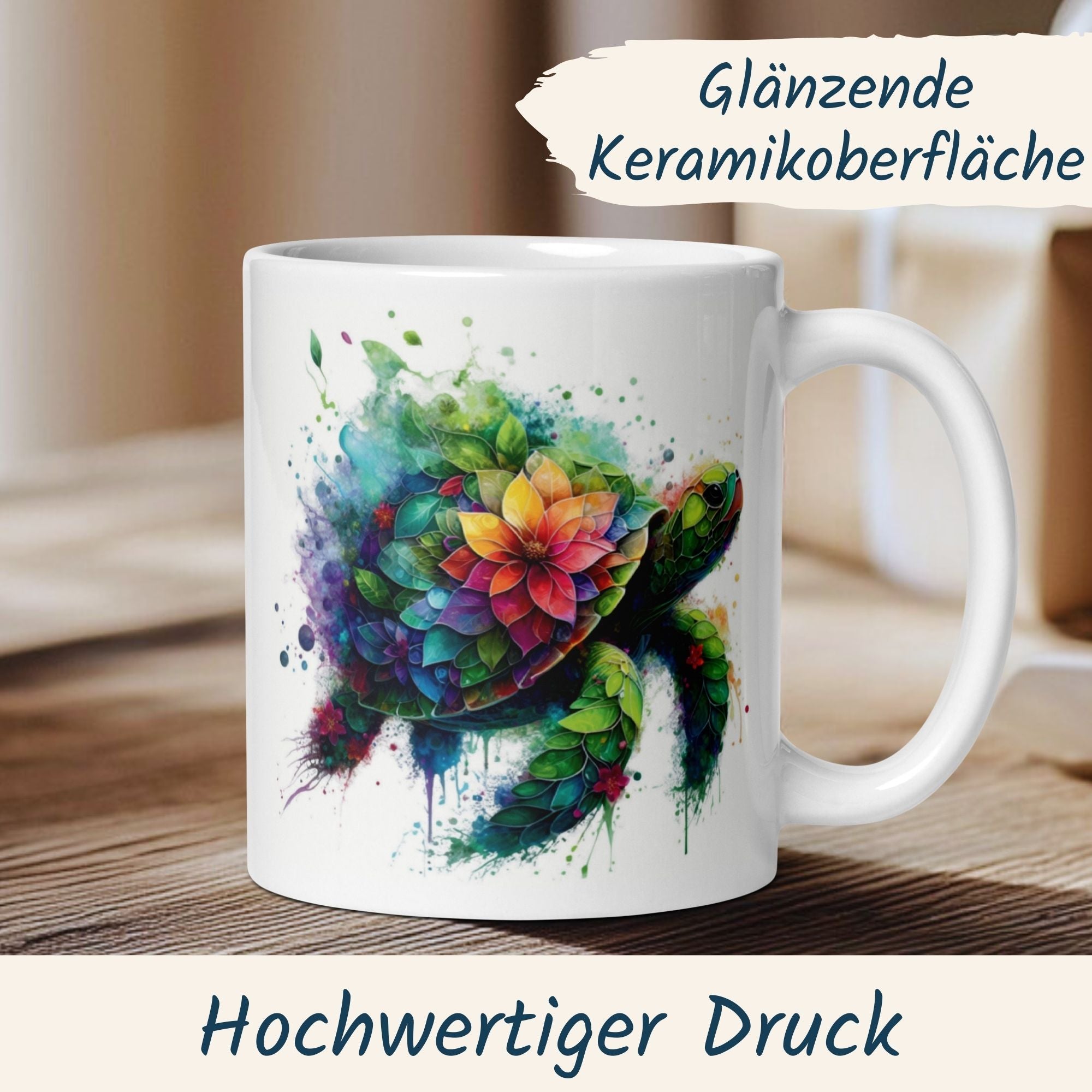 Farbige Schildkröten-Tasse mit Blumen im Mosaik-Stil auf glänzender Keramikoberfläche
