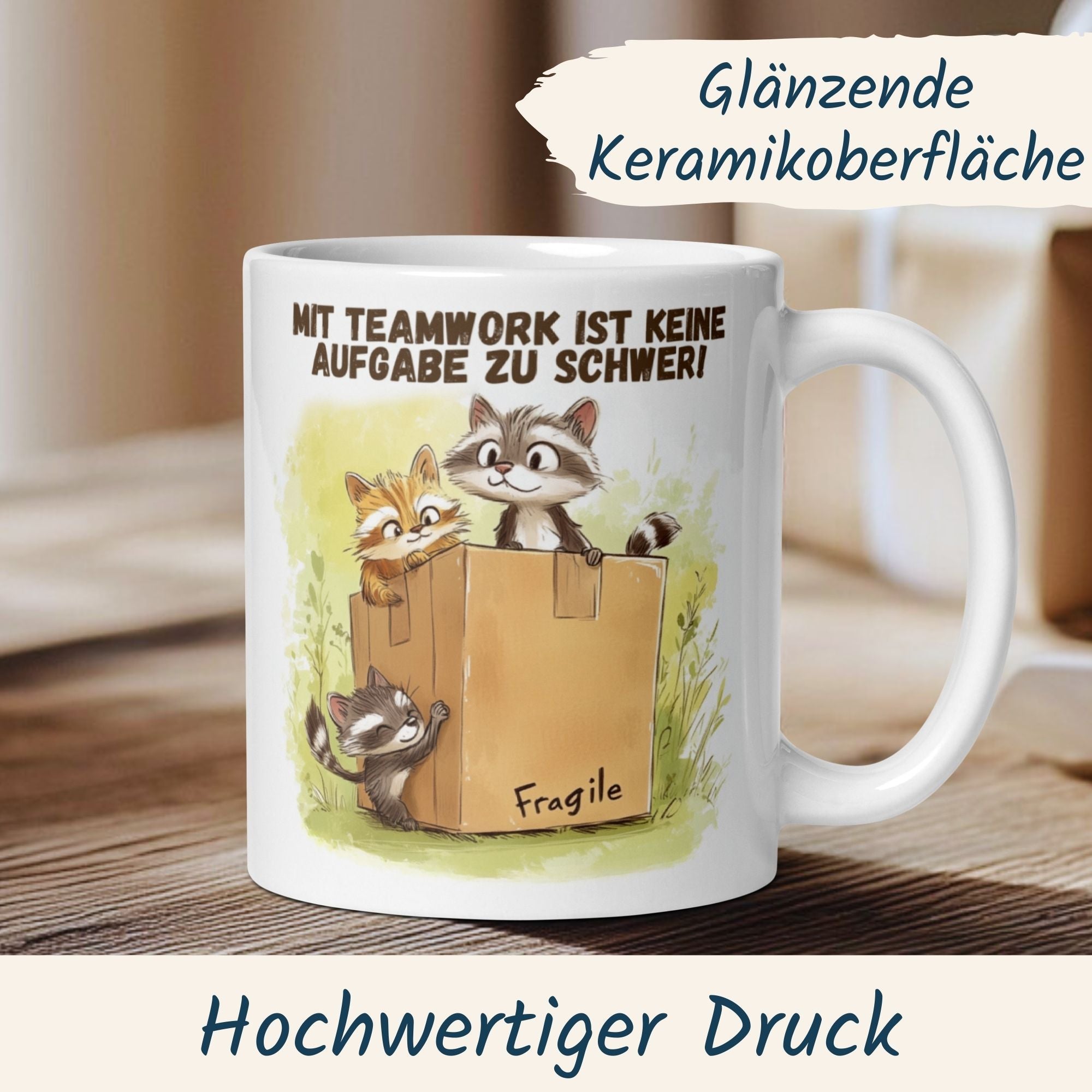 Keramiktasse mit Waschbären und Spruch über Teamwork, ideal für Büro und Geschenke.
