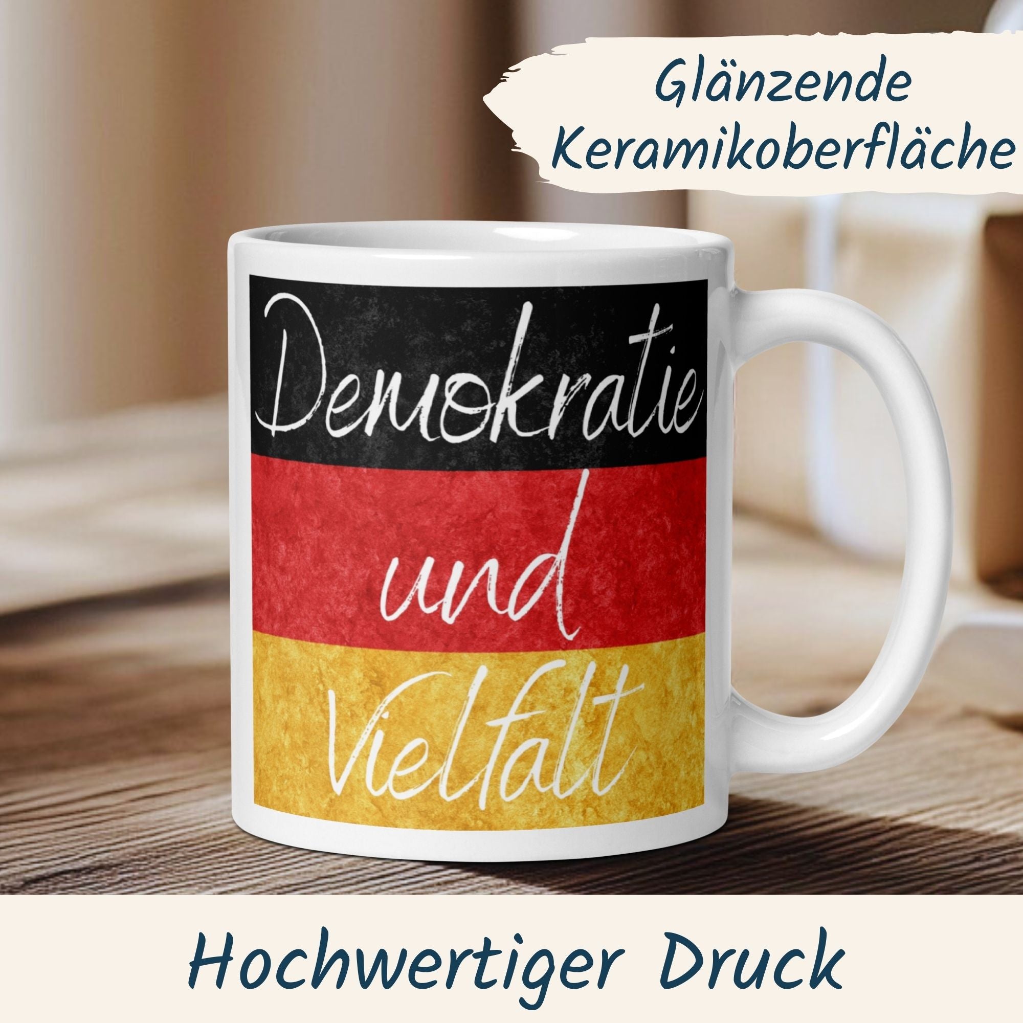Keramiktasse mit dem Aufdruck "Demokratie und Vielfalt" im Deutschland-Design, ideal für politische Statements.