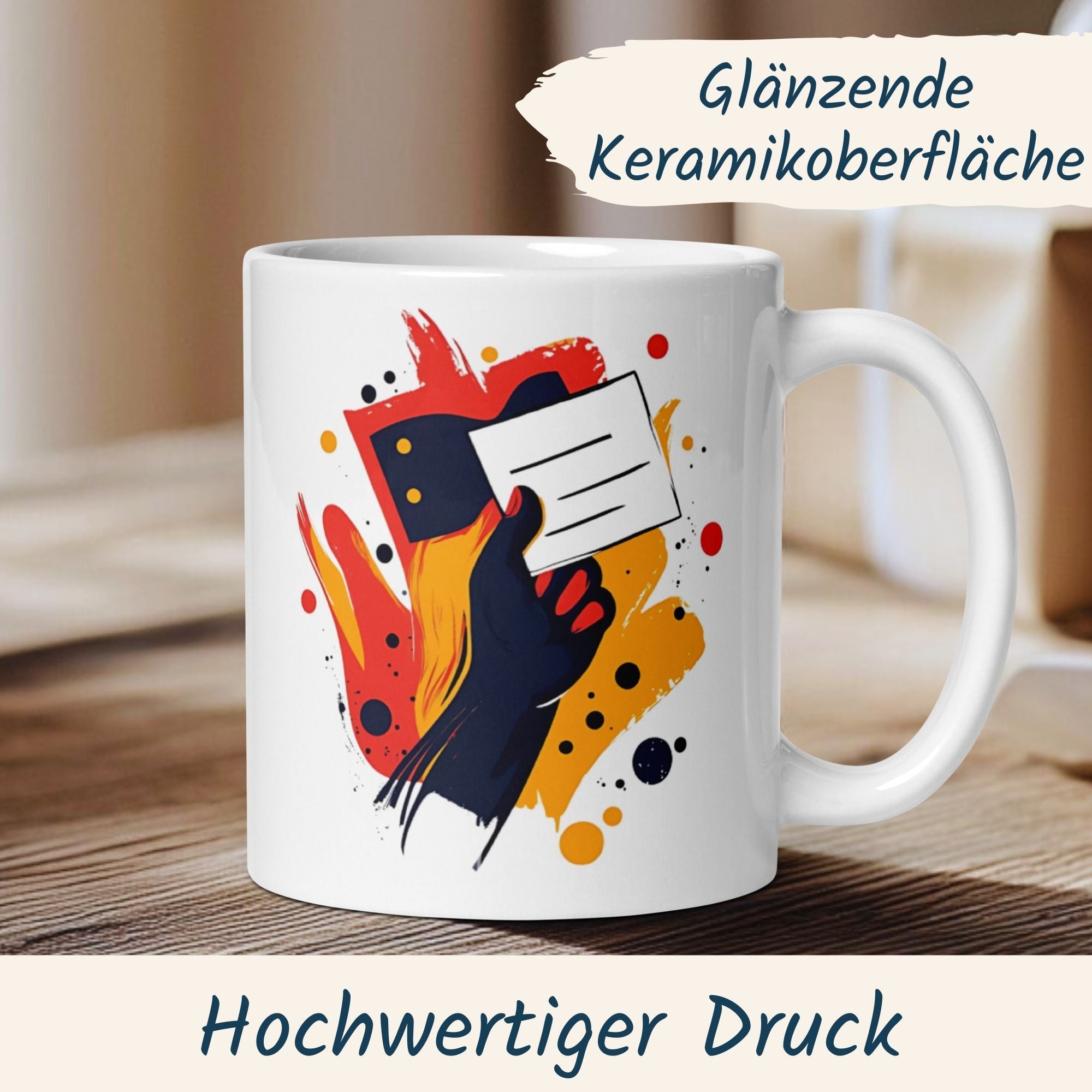 Momentals® Tasse mit Hand und Wahlzettel in Schwarz-Rot-Gold, symbolisiert politische Teilhabe und Demokratie.