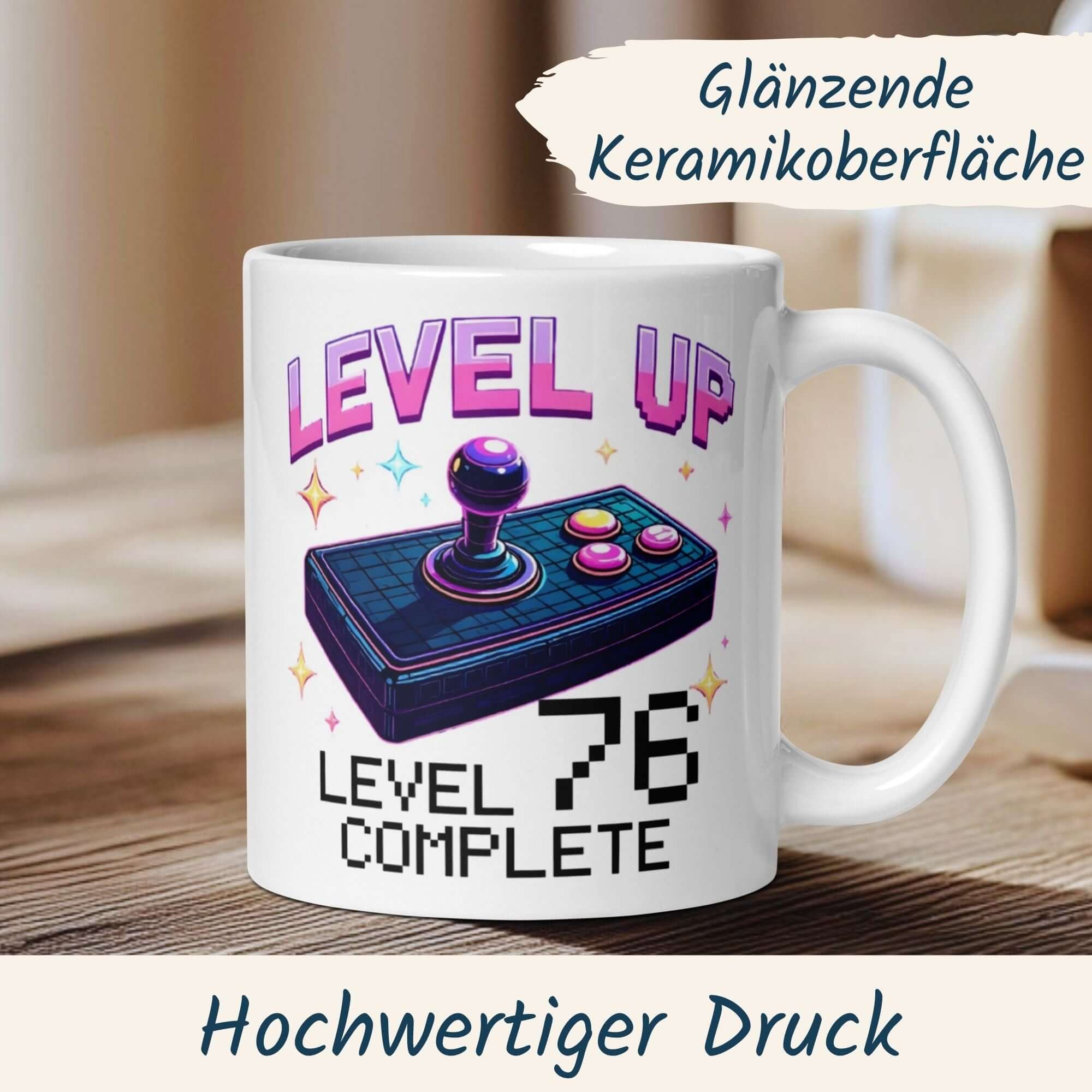 Momentals Tasse zum 76. Geburtstag mit retro Joystick, Spruch 'Level 76 Complete', glänzende Keramikoberfläche.