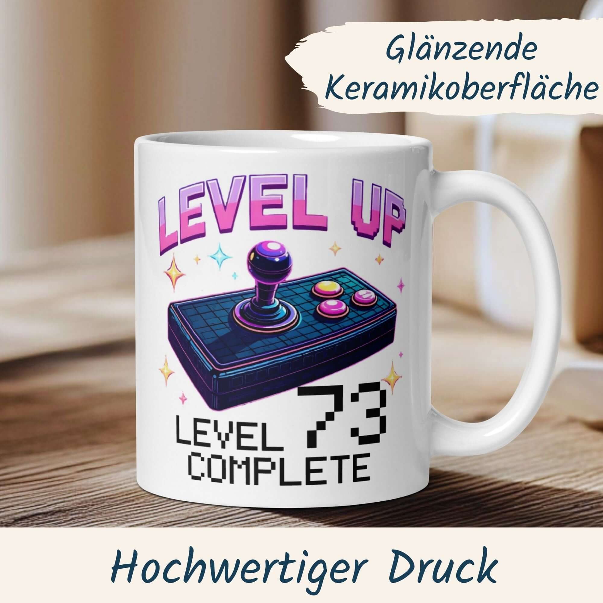 Gamer Tasse für 73. Geburtstag mit Joystick-Design und Spruch "Level 73 Complete" aus hochwertiger Keramik.