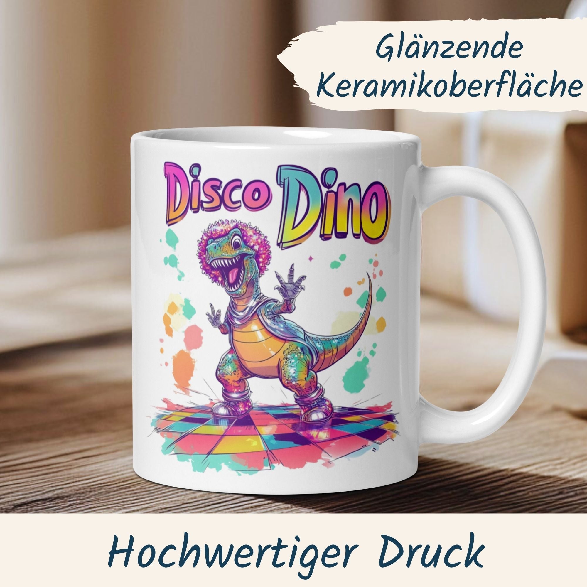 Bunte Ceramic Tasse mit Disco Dino auf Tanzfläche, perfekter Gute-Laune-Begleiter für Kaffee und Tee.