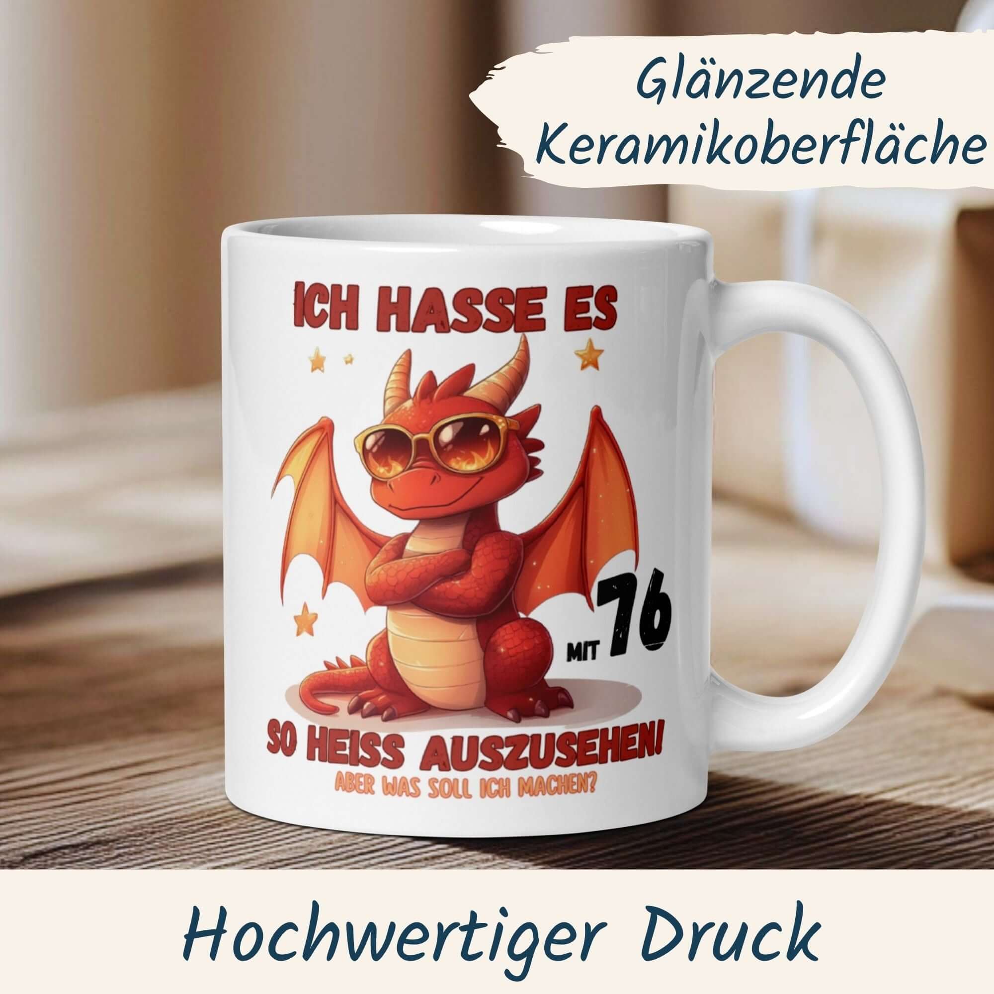 Humorvolle Tasse zum 76. Geburtstag mit rotem Drachen und Spruch "Ich hasse es, so heiß auszusehen"