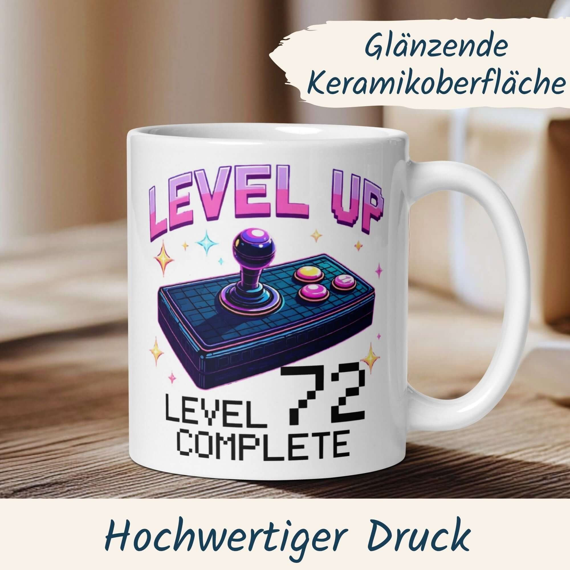 Witzige Keramiktasse zum 72. Geburtstag mit Joystick-Motiv und Spruch 'Level 72 Complete' für Gamer.