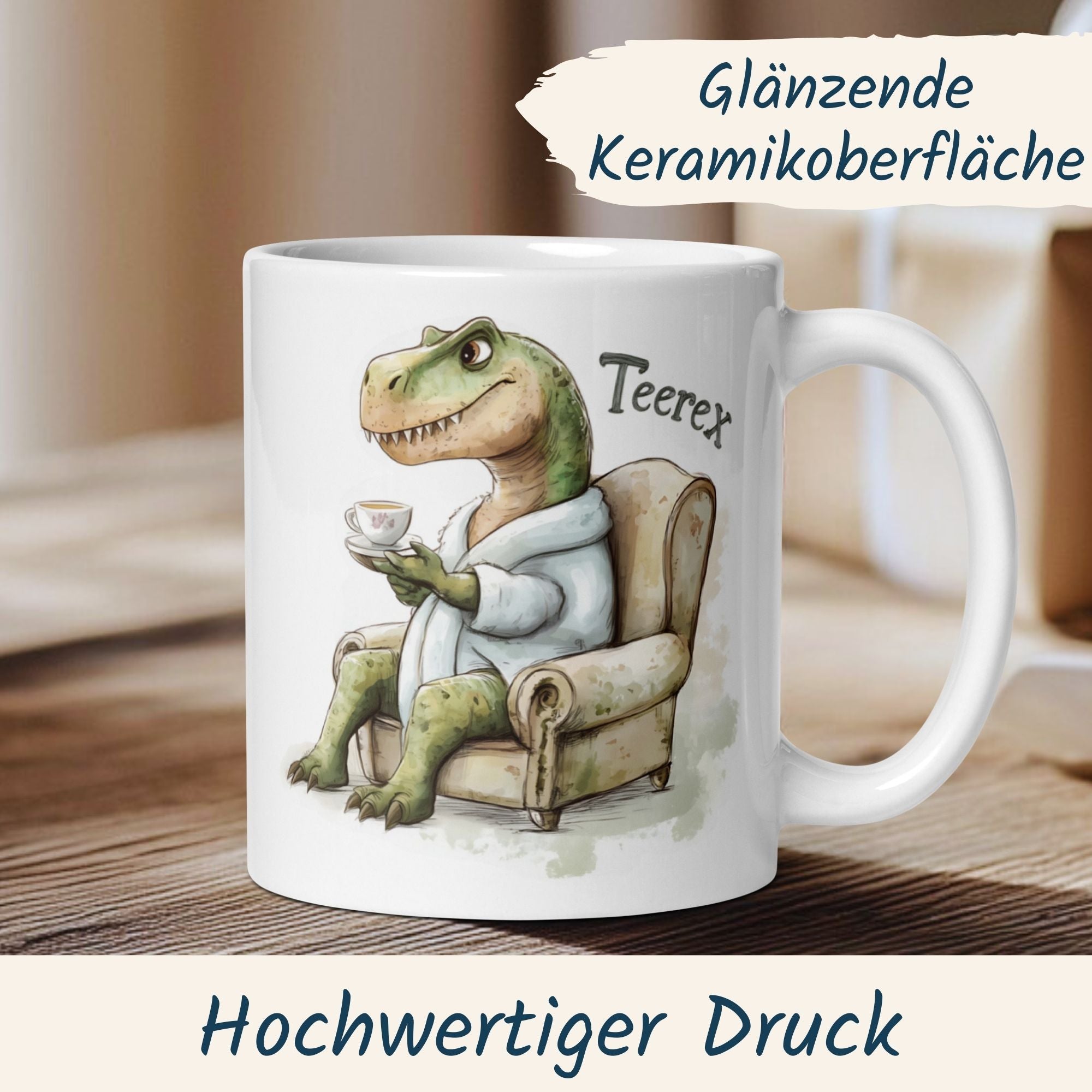 Tasse mit T-Rex im Bademantel, glänzende Keramikoberfläche, hochwertiger Druck für Teeliebhaber.