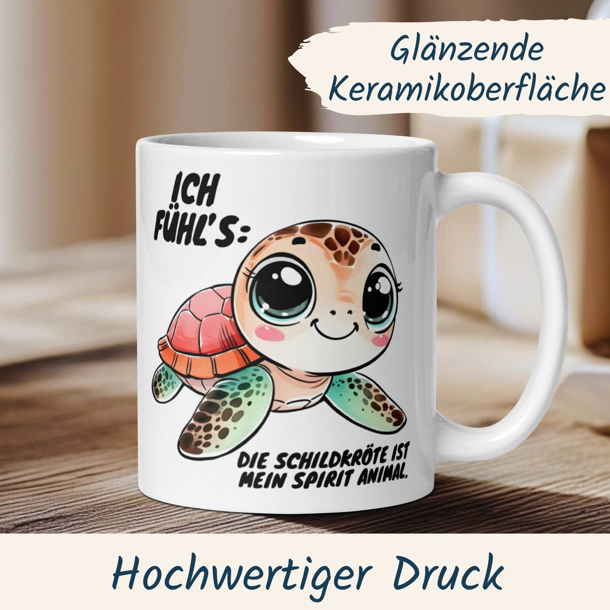 Kaffeetasse mit Schildkröte und Spruch "Die Schildkröte ist mein Spirit Animal" auf glänzender Keramikoberfläche.