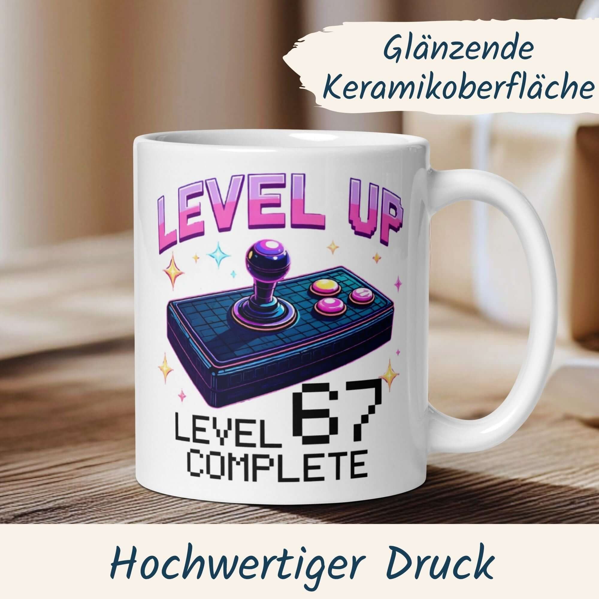 Bunte Tasse mit Joystick-Design und Spruch "Level 67 Complete" für Gamer zum 67. Geburtstag.