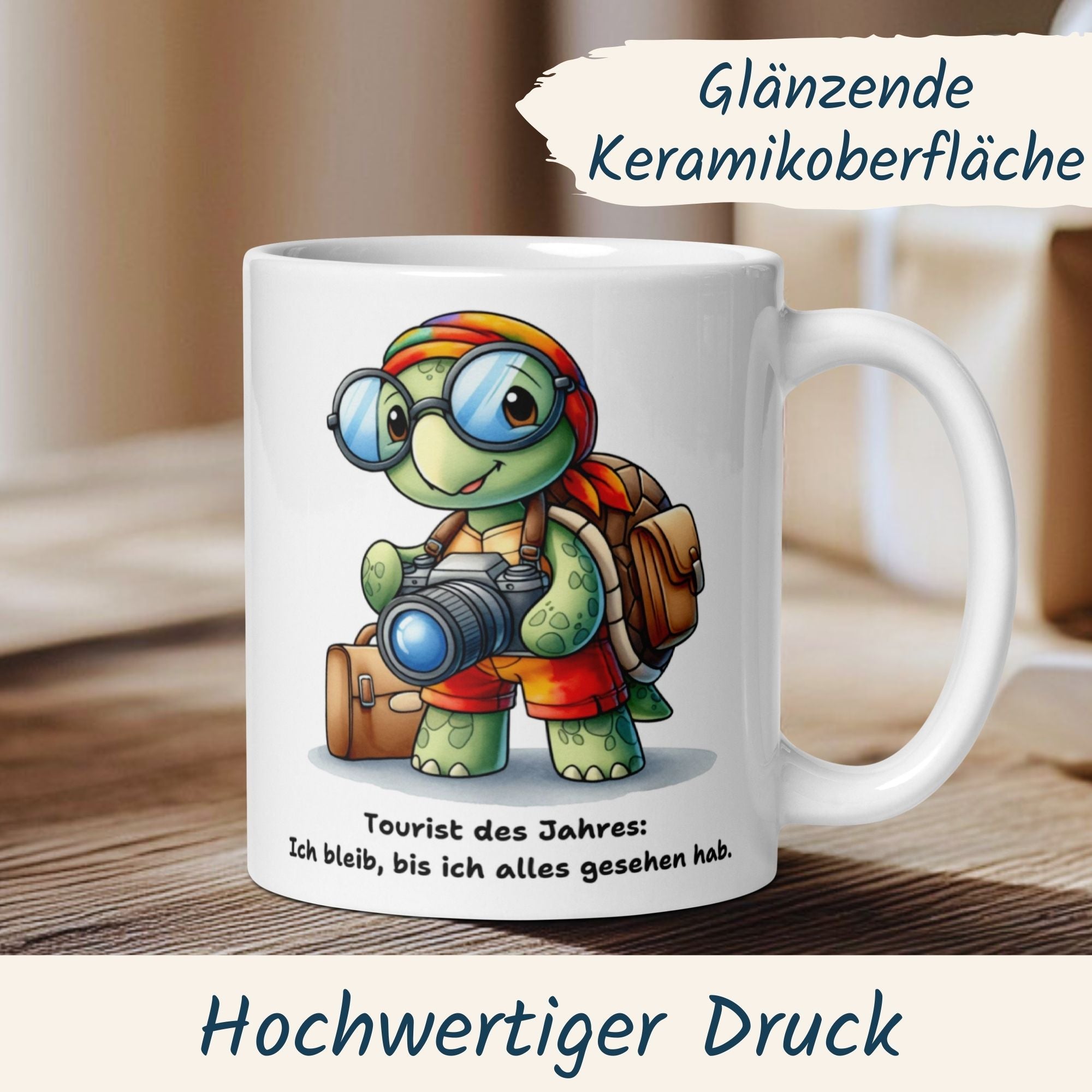 Tasse mit Schildkröte und Spruch „Tourist des Jahres“ für Reisefans mit Humor, glänzende Keramikoberfläche.