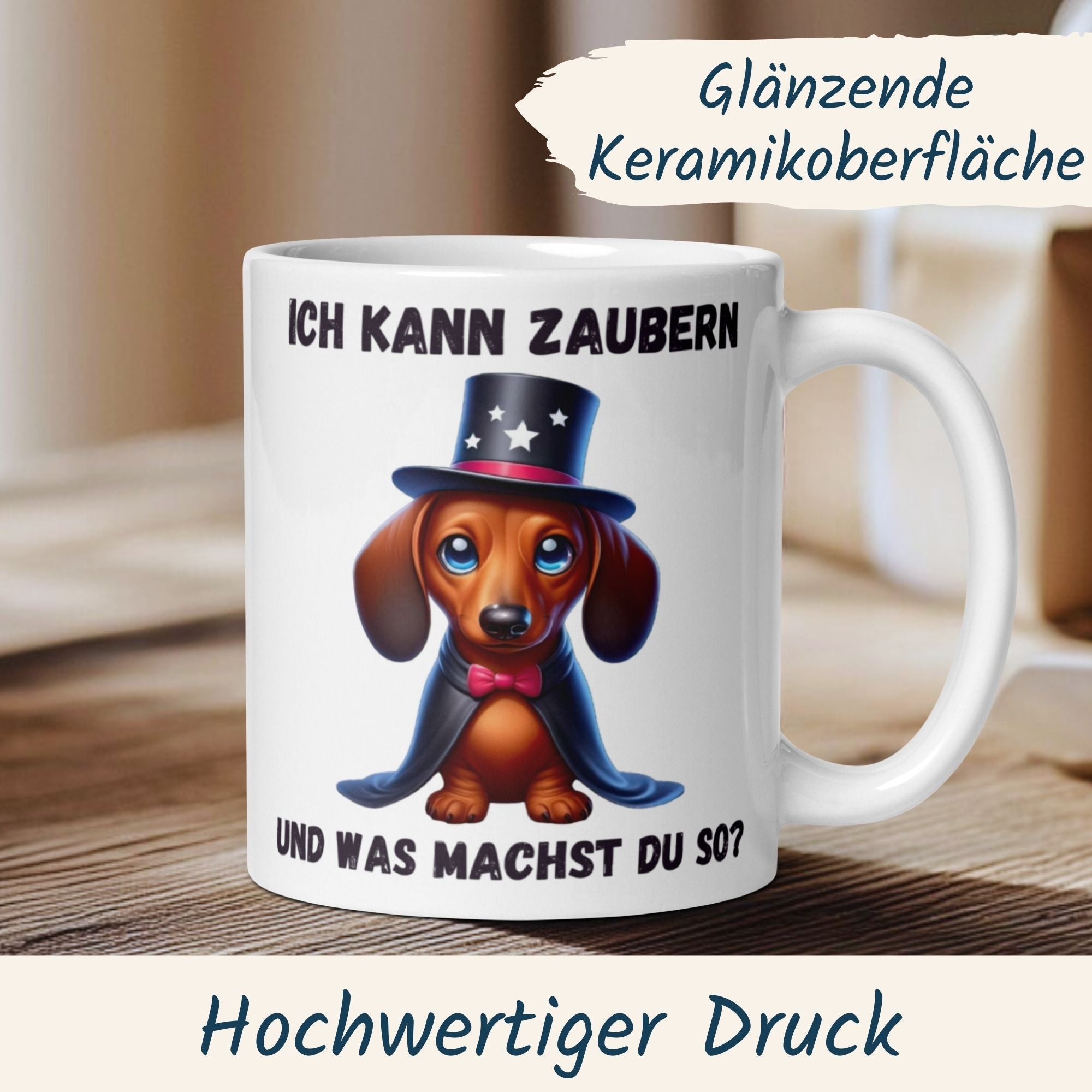 Dackel Tasse mit Zauberhut und Spruch "Ich kann zaubern" auf glanzender Oberfläche.