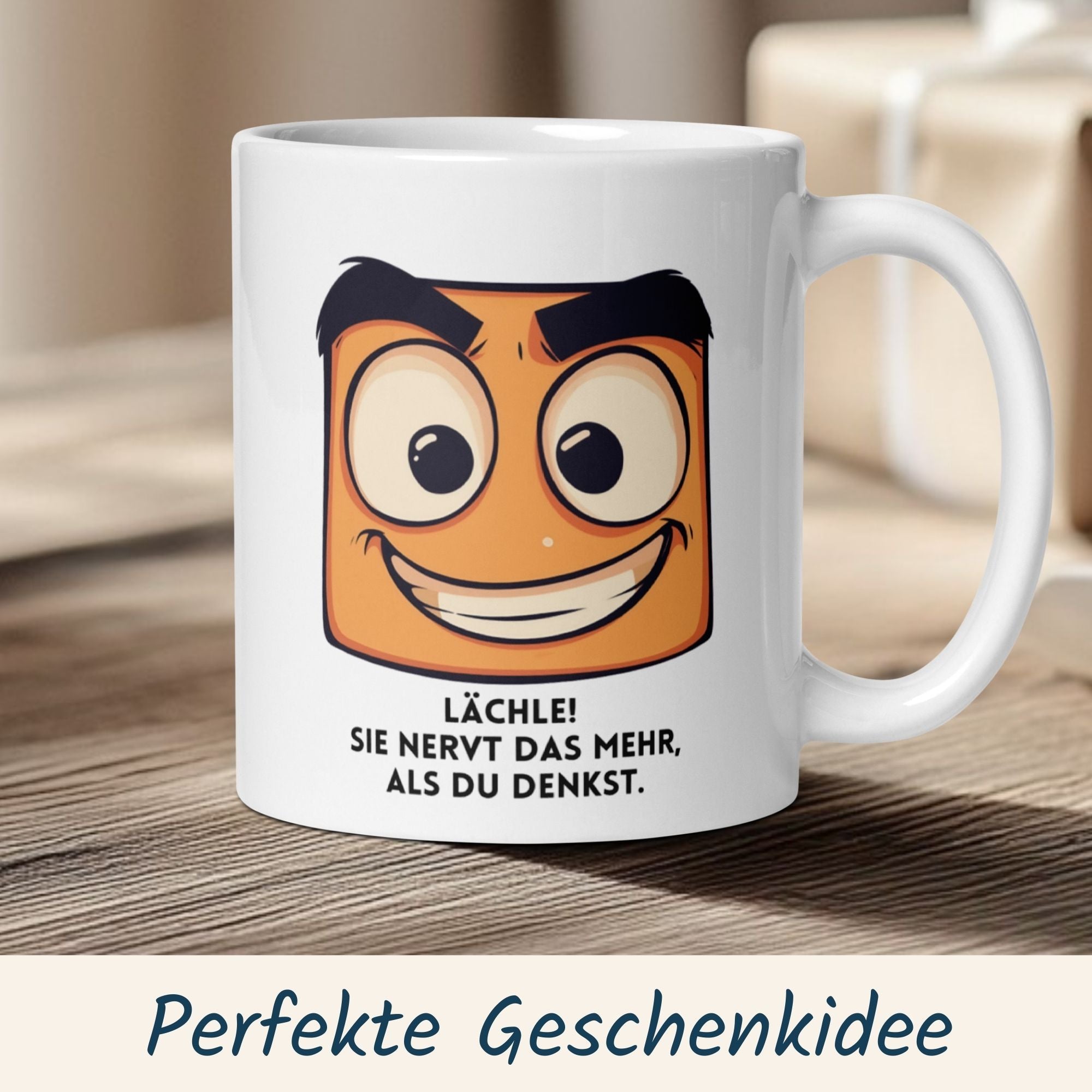Lustige Momentals Tasse mit Smiley und Spruch 'Lächle! Sie nervt das mehr, als du denkst'.