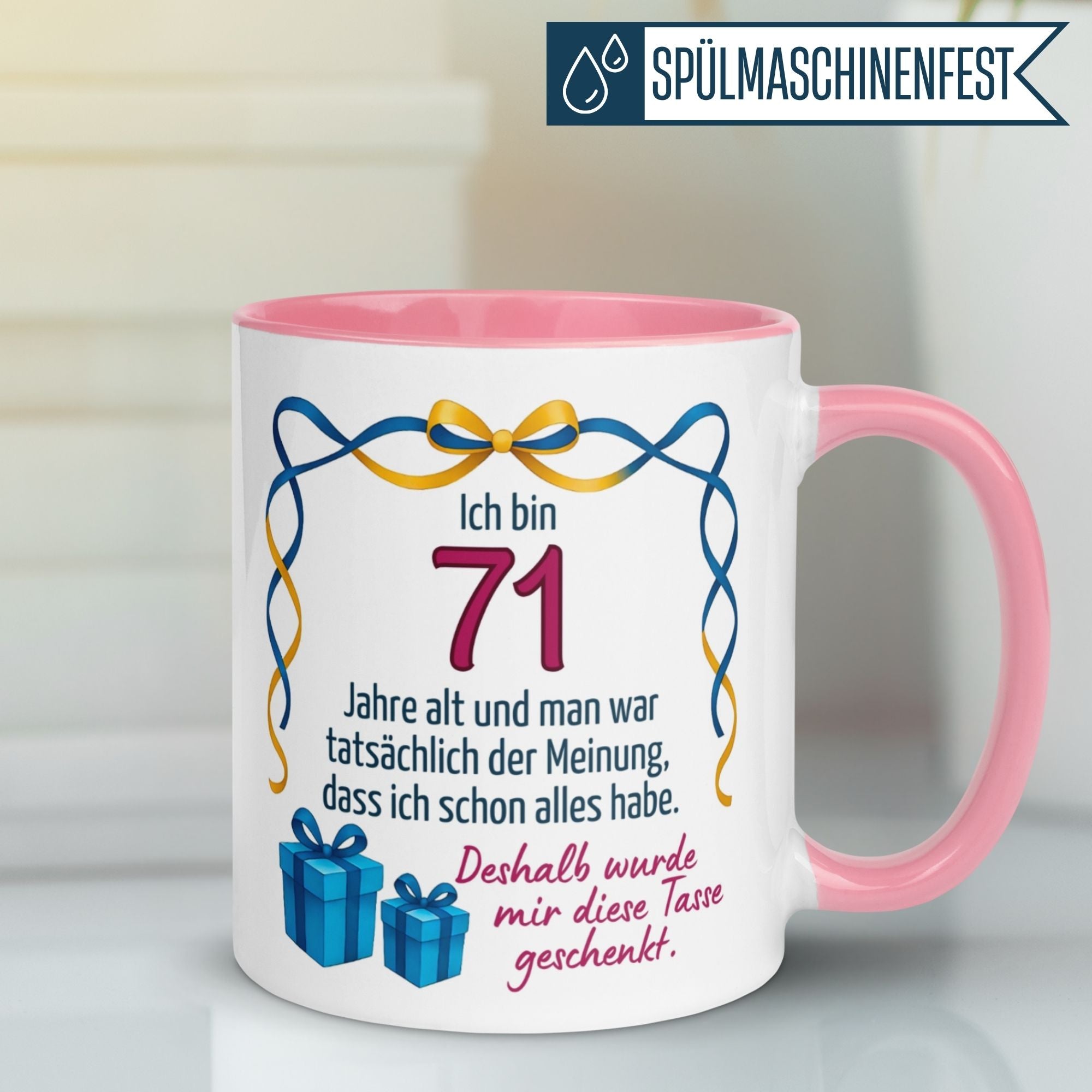 Momentals Tasse zum 71. Geburtstag mit humorvollem Spruch und bunten Geschenken.