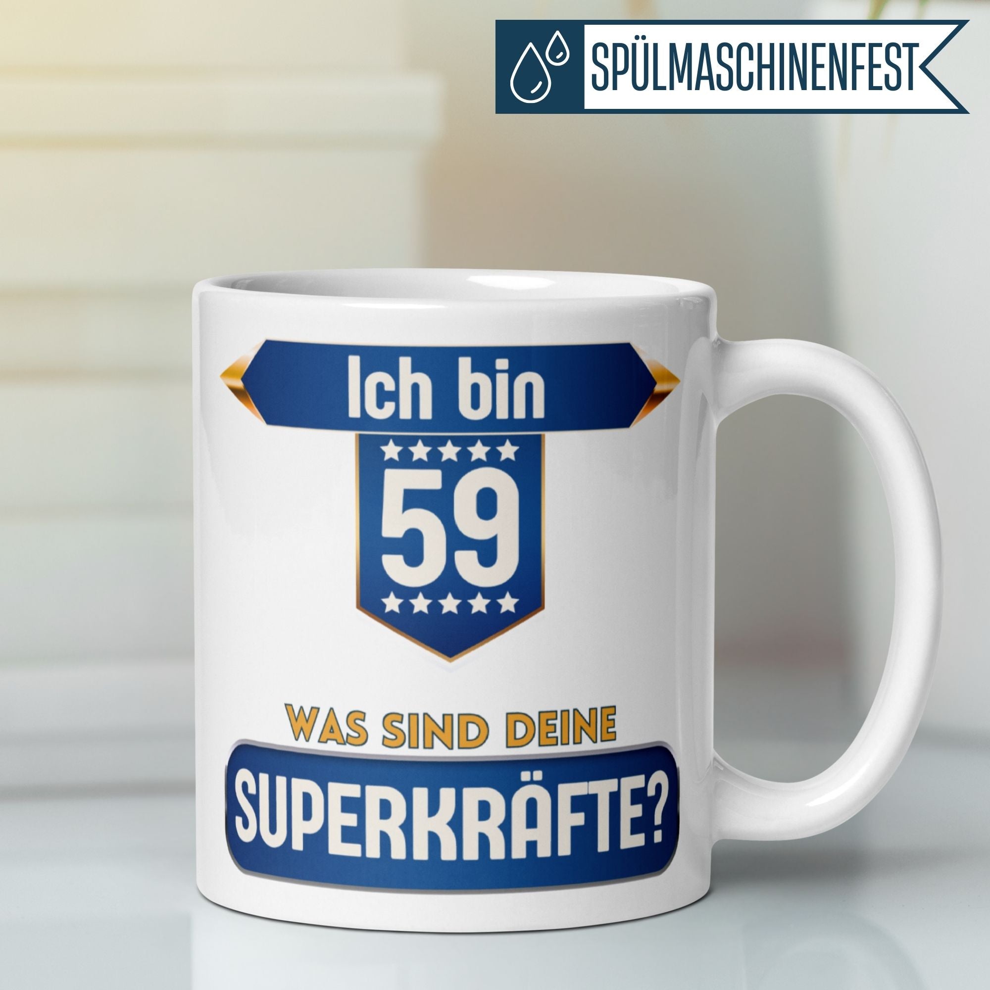 Momentals® Tasse für den 59. Geburtstag mit Spruch 'Was sind deine Superkräfte?' auf weißem Hintergrund.